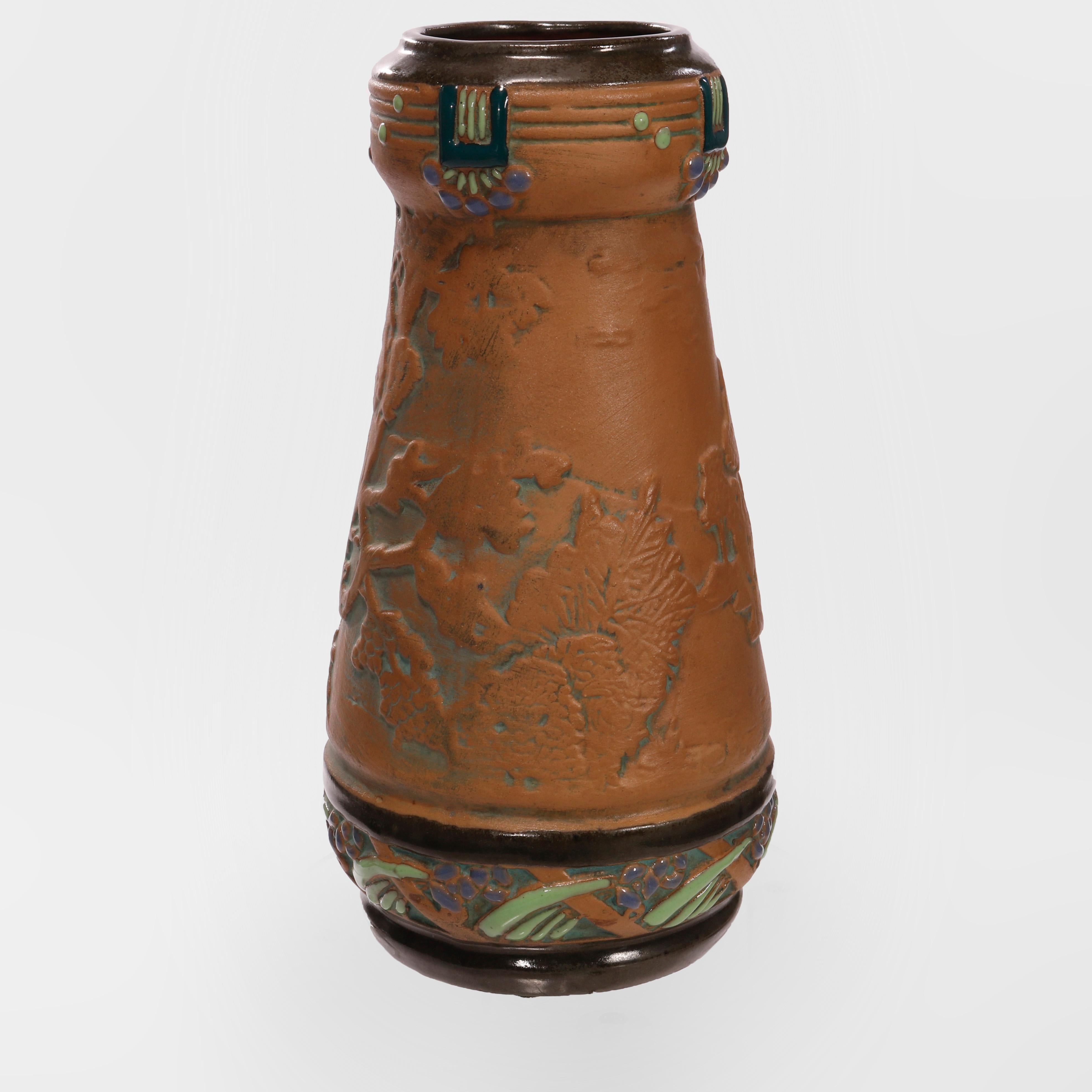 20ième siècle Vase ancien en poterie d'amphore polychromée avec chat sauvage sculpté en relief, vers 1910