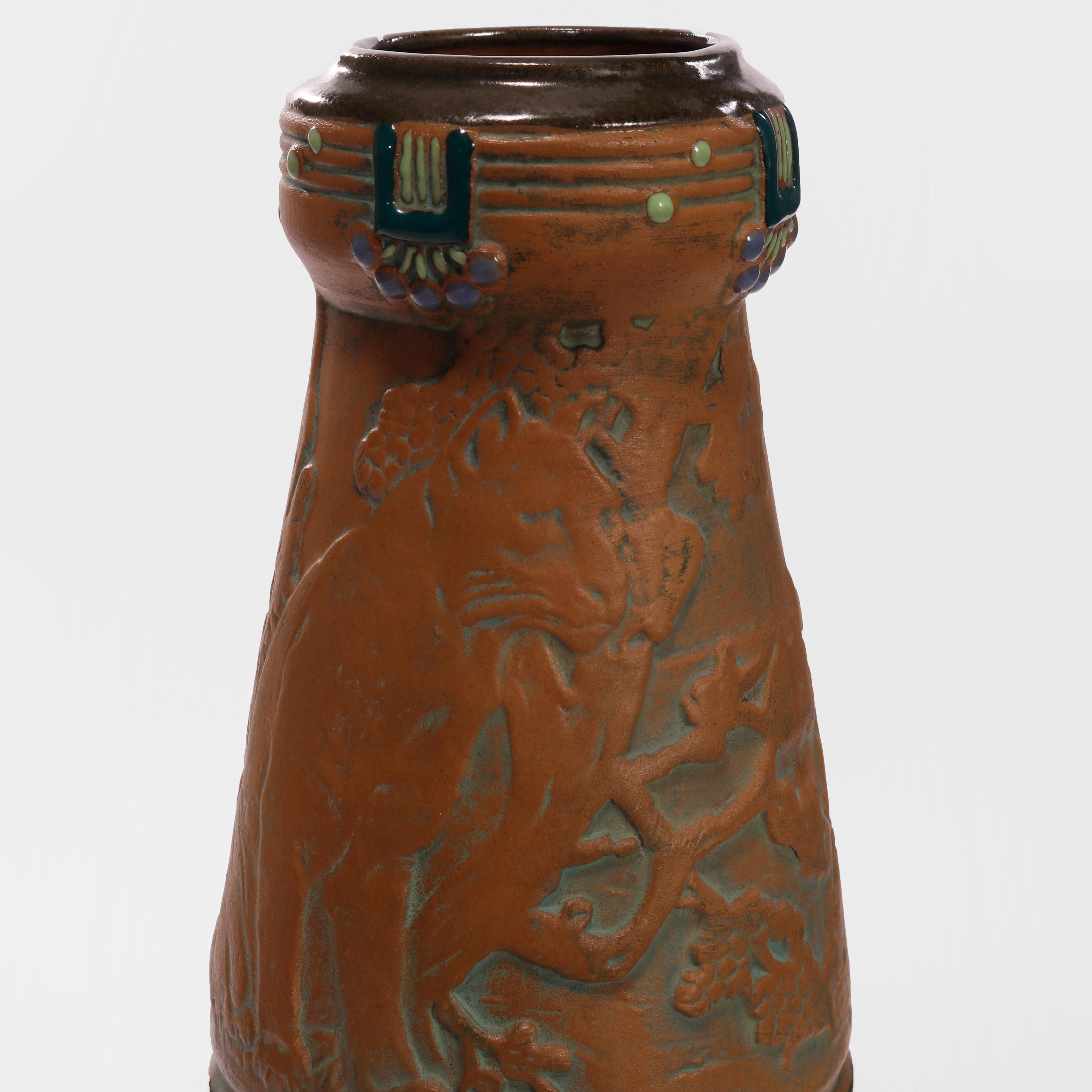 Vase ancien en poterie d'amphore polychromée avec chat sauvage sculpté en relief, vers 1910 1