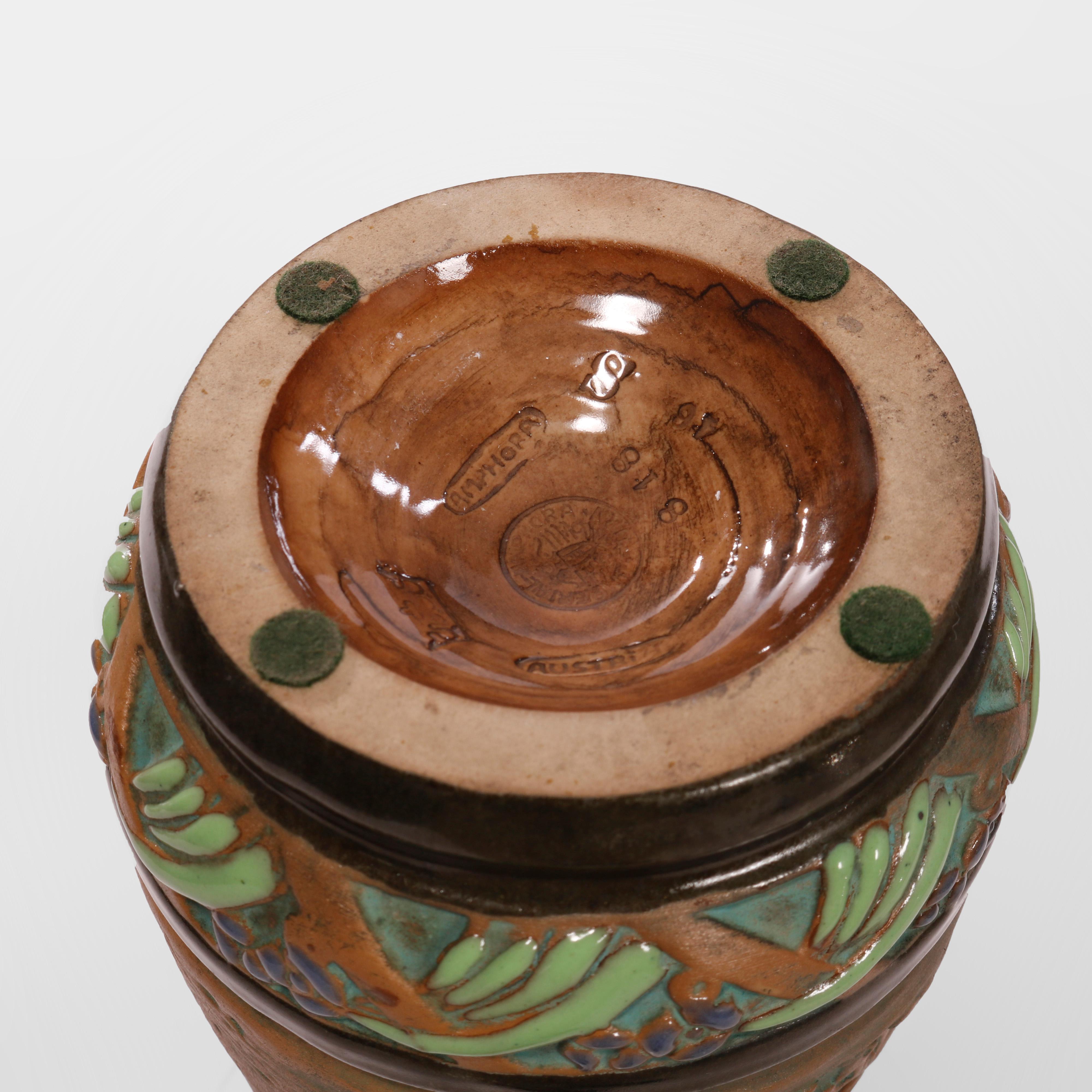 Vase ancien en poterie d'amphore polychromée avec chat sauvage sculpté en relief, vers 1910 2