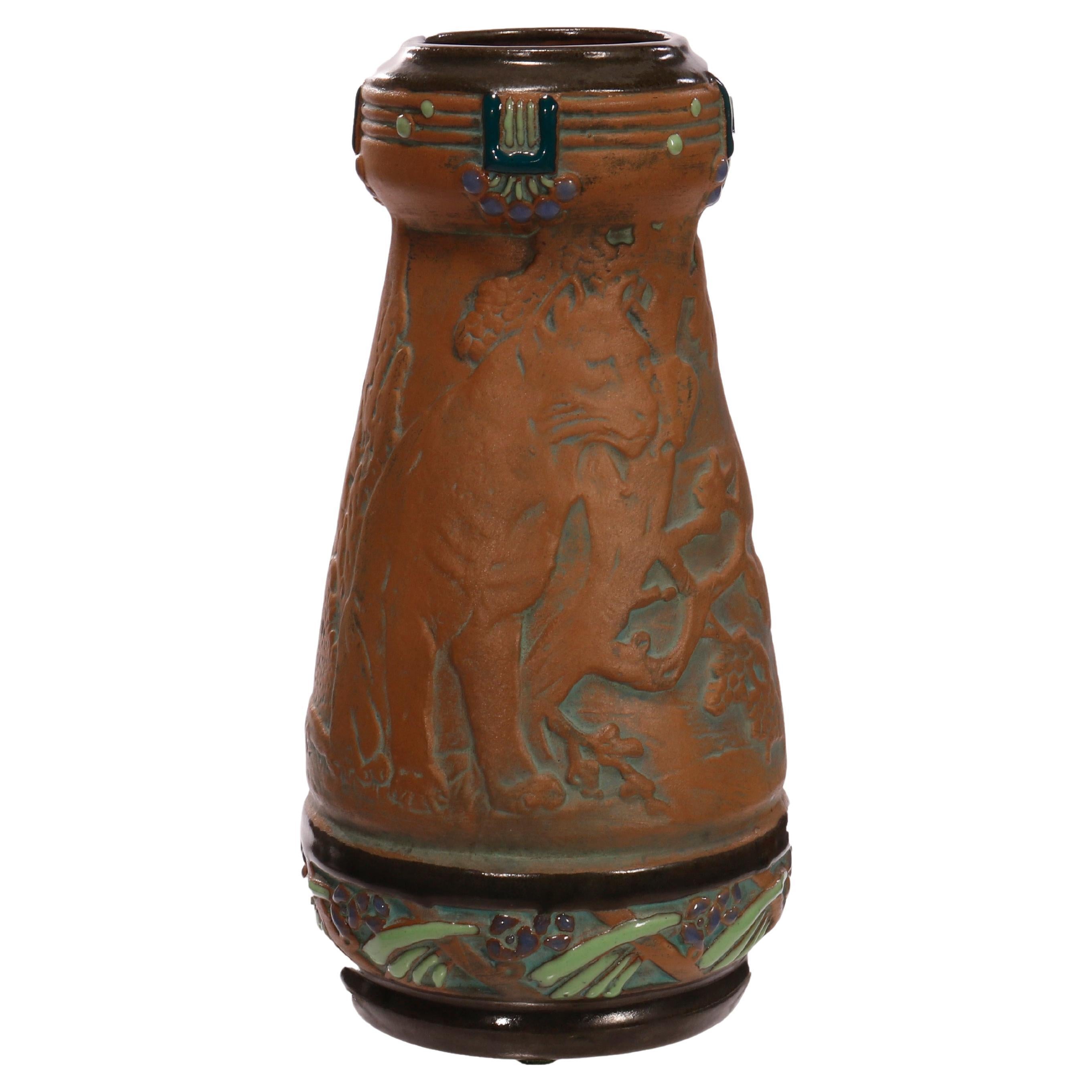 Vase ancien en poterie d'amphore polychromée avec chat sauvage sculpté en relief, vers 1910
