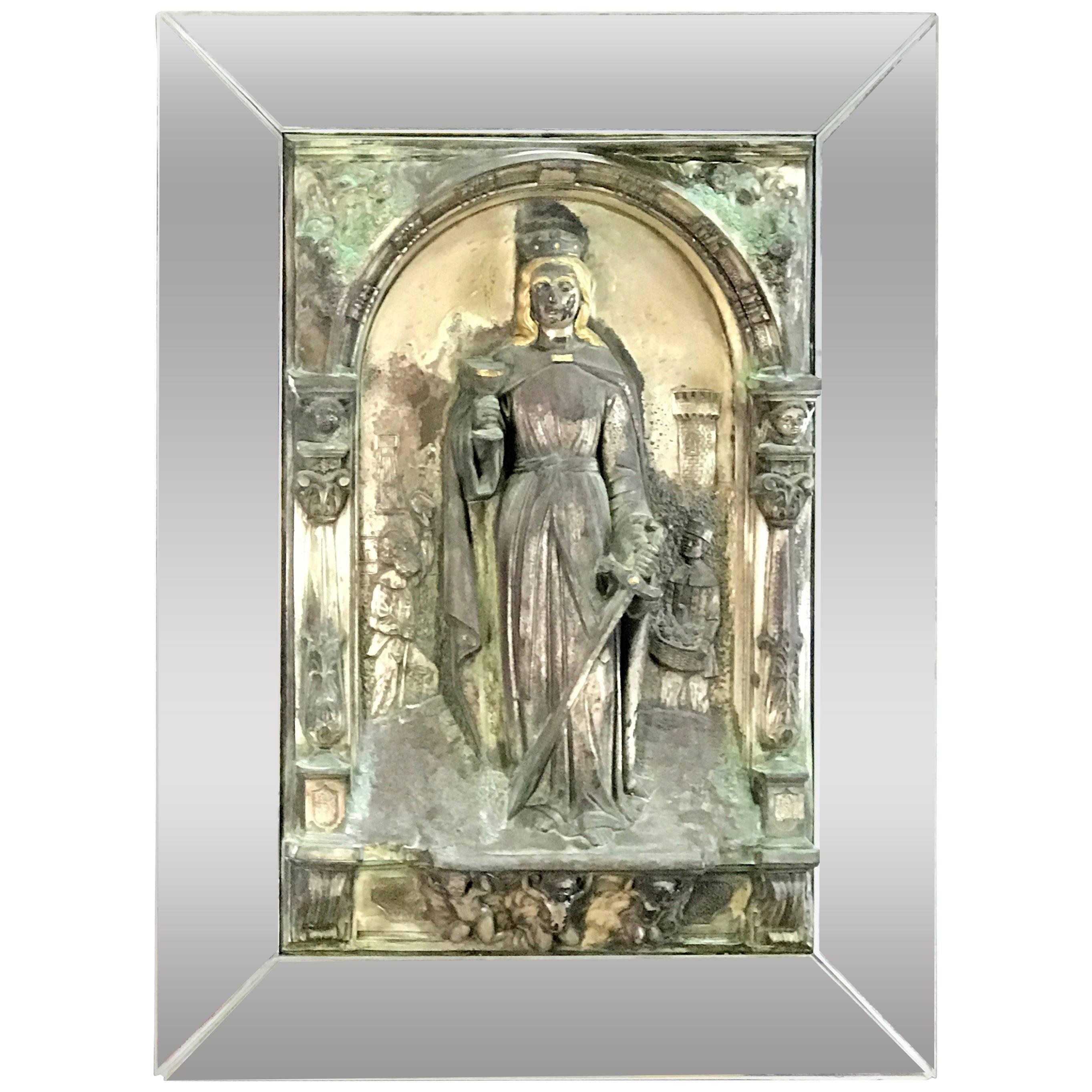 Antikes polychromiertes und verspiegeltes Relief der Heiligen Barbara im Angebot