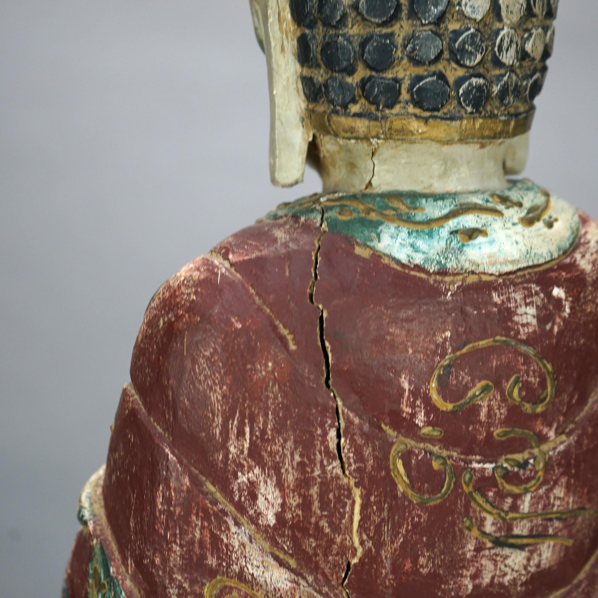 Figure de Bouddha ancien en bois sculpté polychromé du 20ème siècle en vente 1