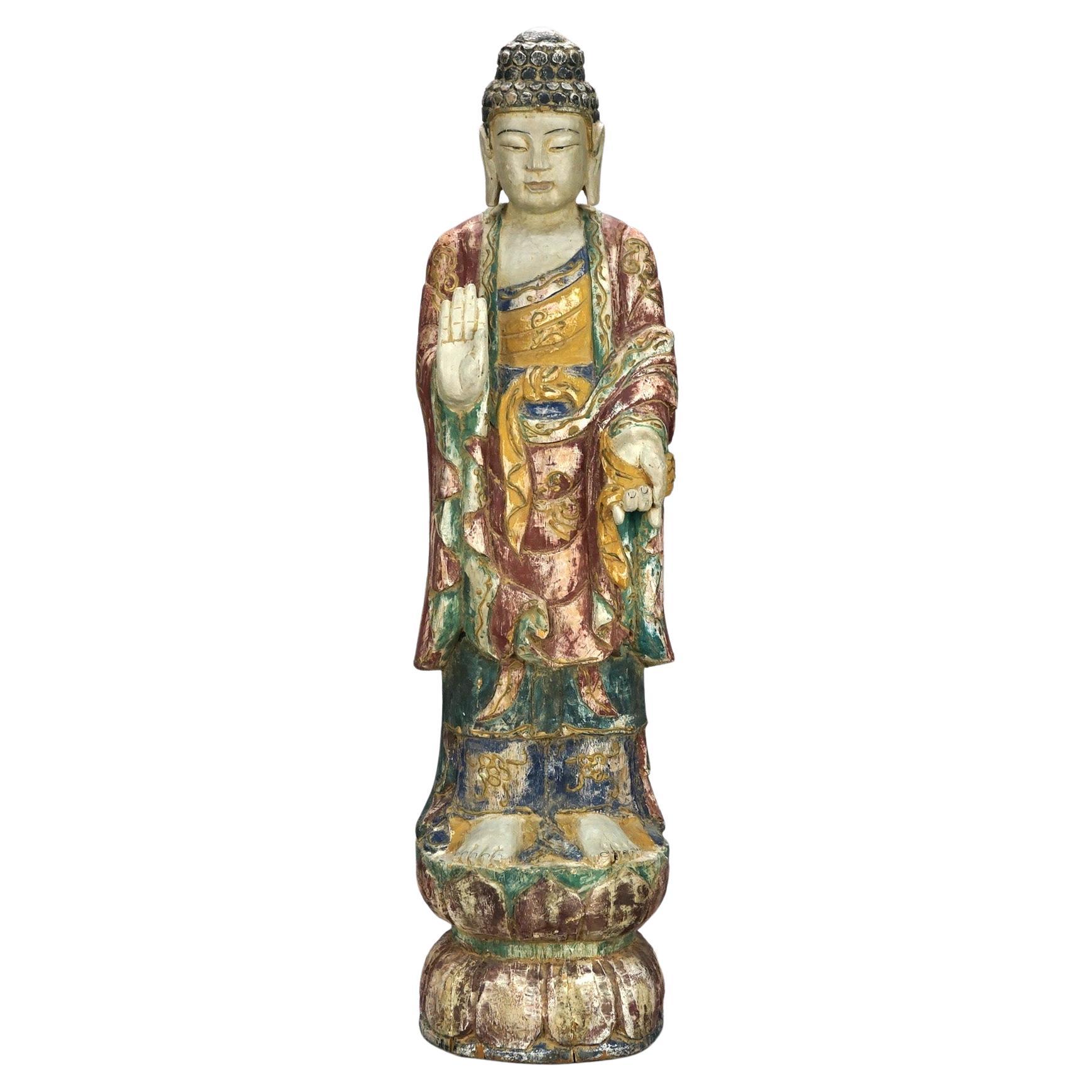 Figure de Bouddha ancien en bois sculpté polychromé du 20ème siècle en vente