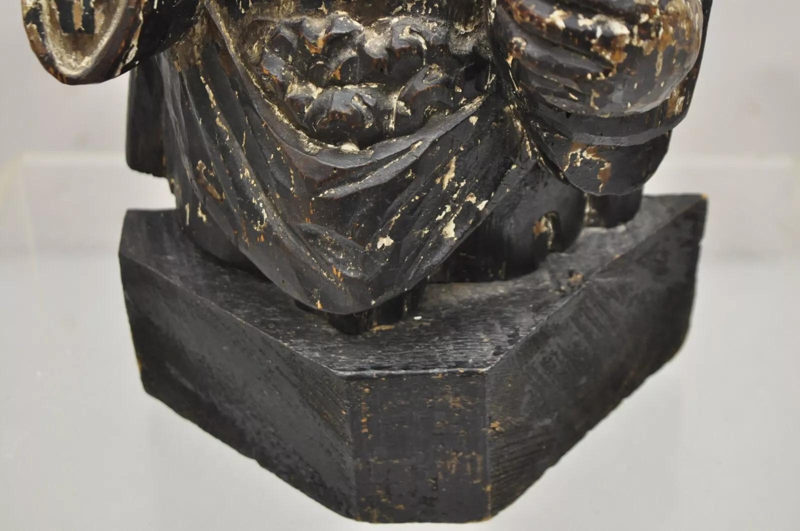 Antico sacerdote religioso spagnolo in legno intagliato e policromato, figura scultorea di 18 pollici in vendita 4