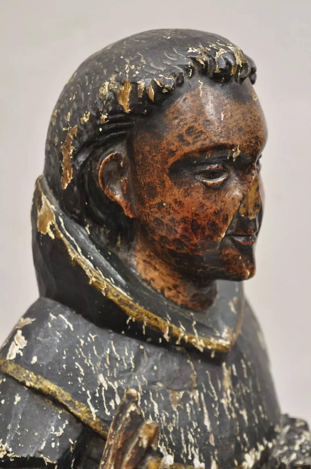 Antico sacerdote religioso spagnolo in legno intagliato e policromato, figura scultorea di 18 pollici In condizioni buone in vendita a Philadelphia, PA