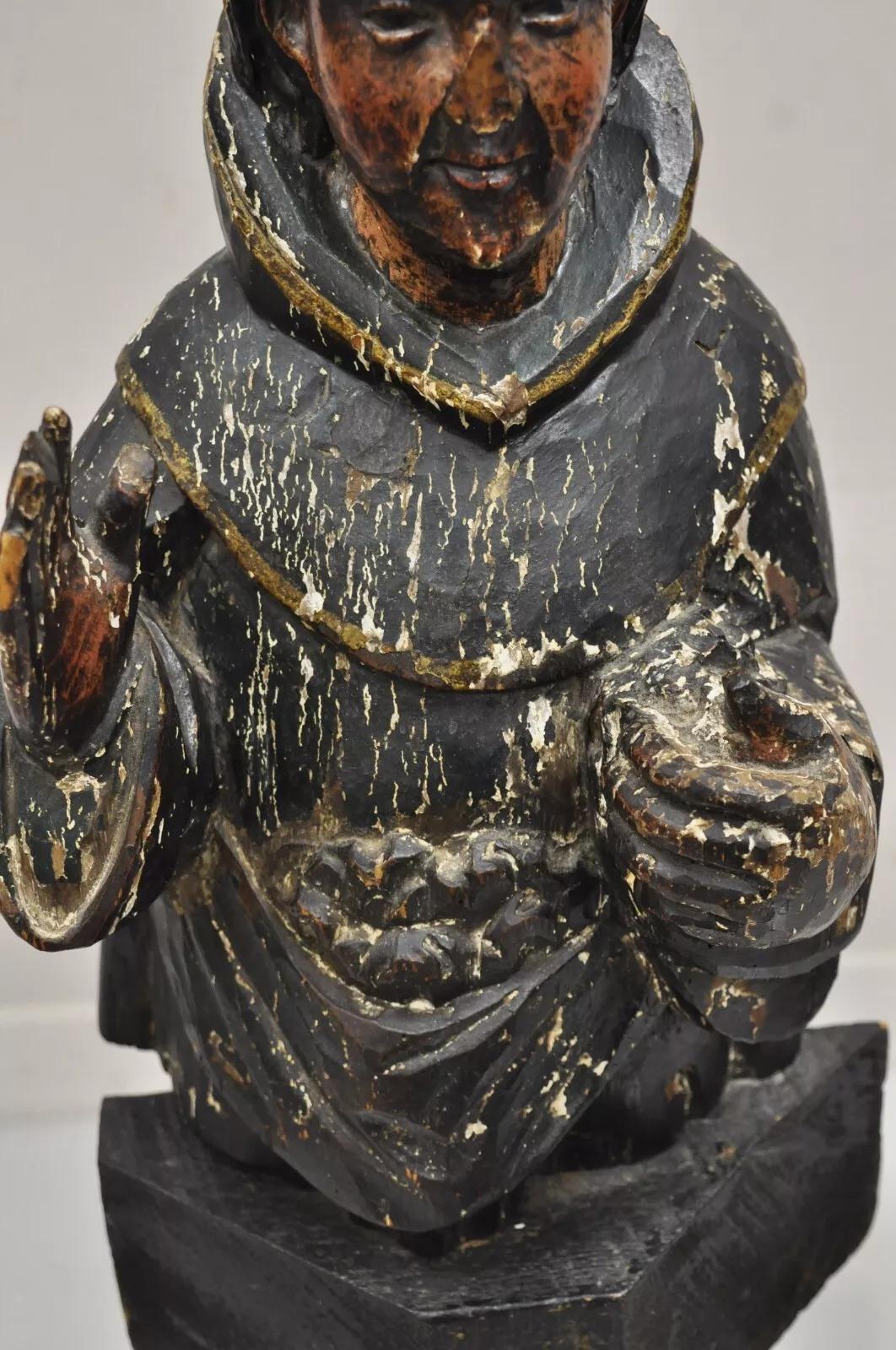 XIX secolo Antico sacerdote religioso spagnolo in legno intagliato e policromato, figura scultorea di 18 pollici in vendita