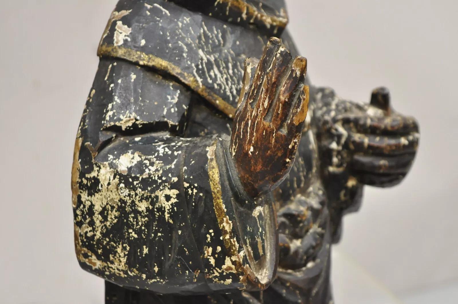 Legno Antico sacerdote religioso spagnolo in legno intagliato e policromato, figura scultorea di 18 pollici in vendita