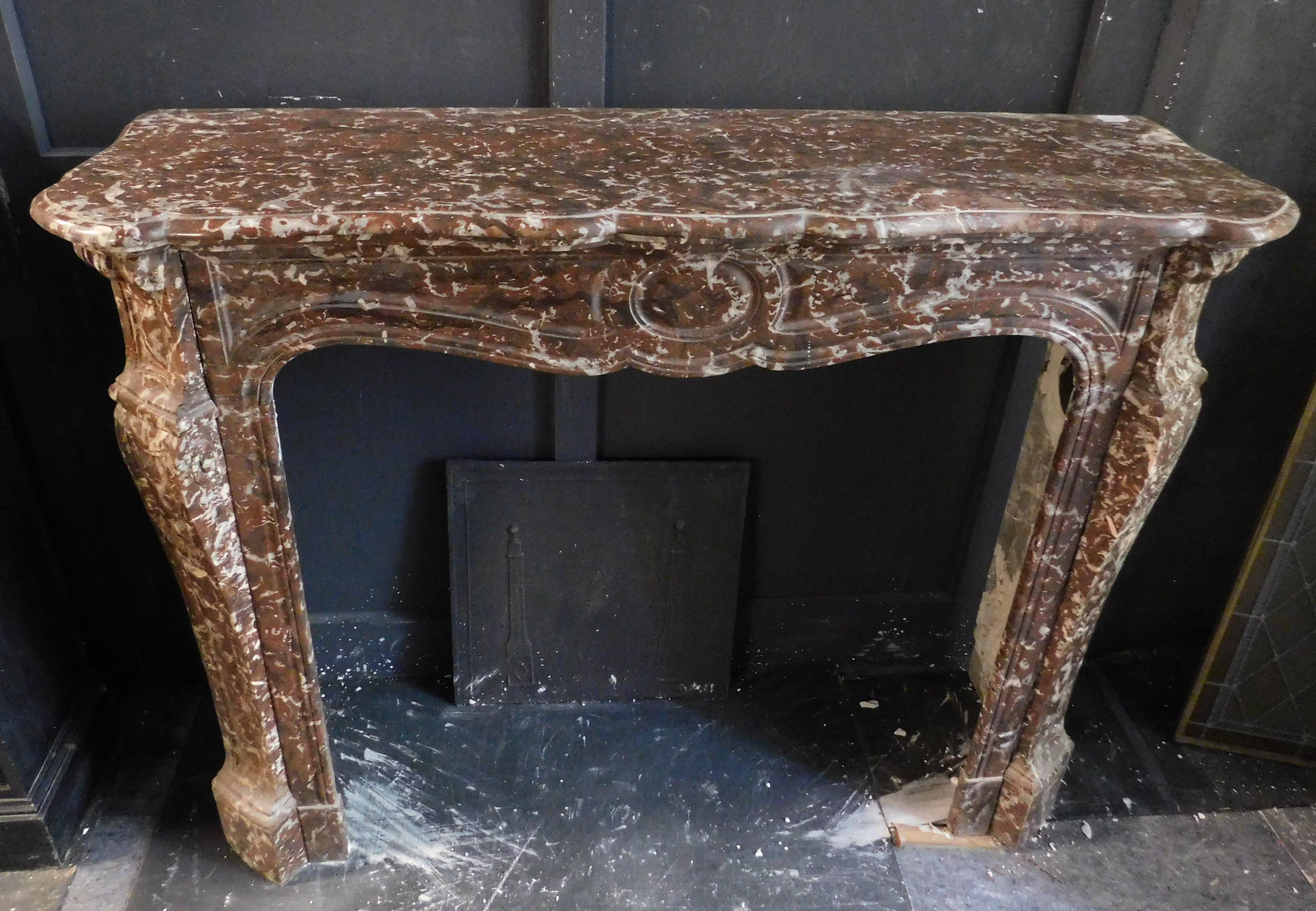 Antique Pompadour Mantle Fireplace in French Red Marble, 18th Century In Good Condition In Cuneo, Italy (CN)