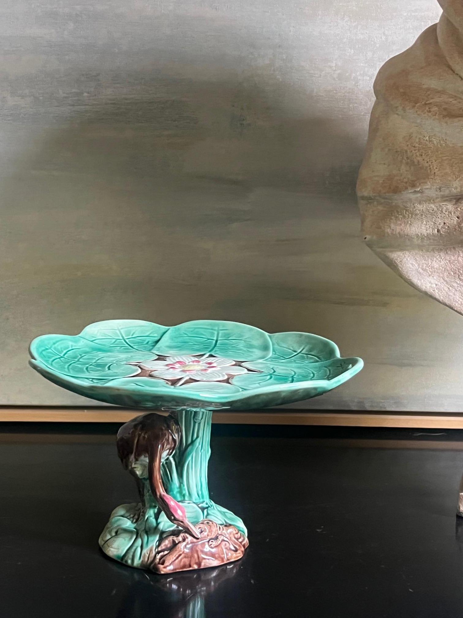 In den Vereinigten Staaten hergestellter Majolikaständer, der Griffin, Smith & Hill in den 1880er Jahren zugeschrieben wird. Auf dem Sockel steht ein Reiher, der nach einem Tintenfisch greift.