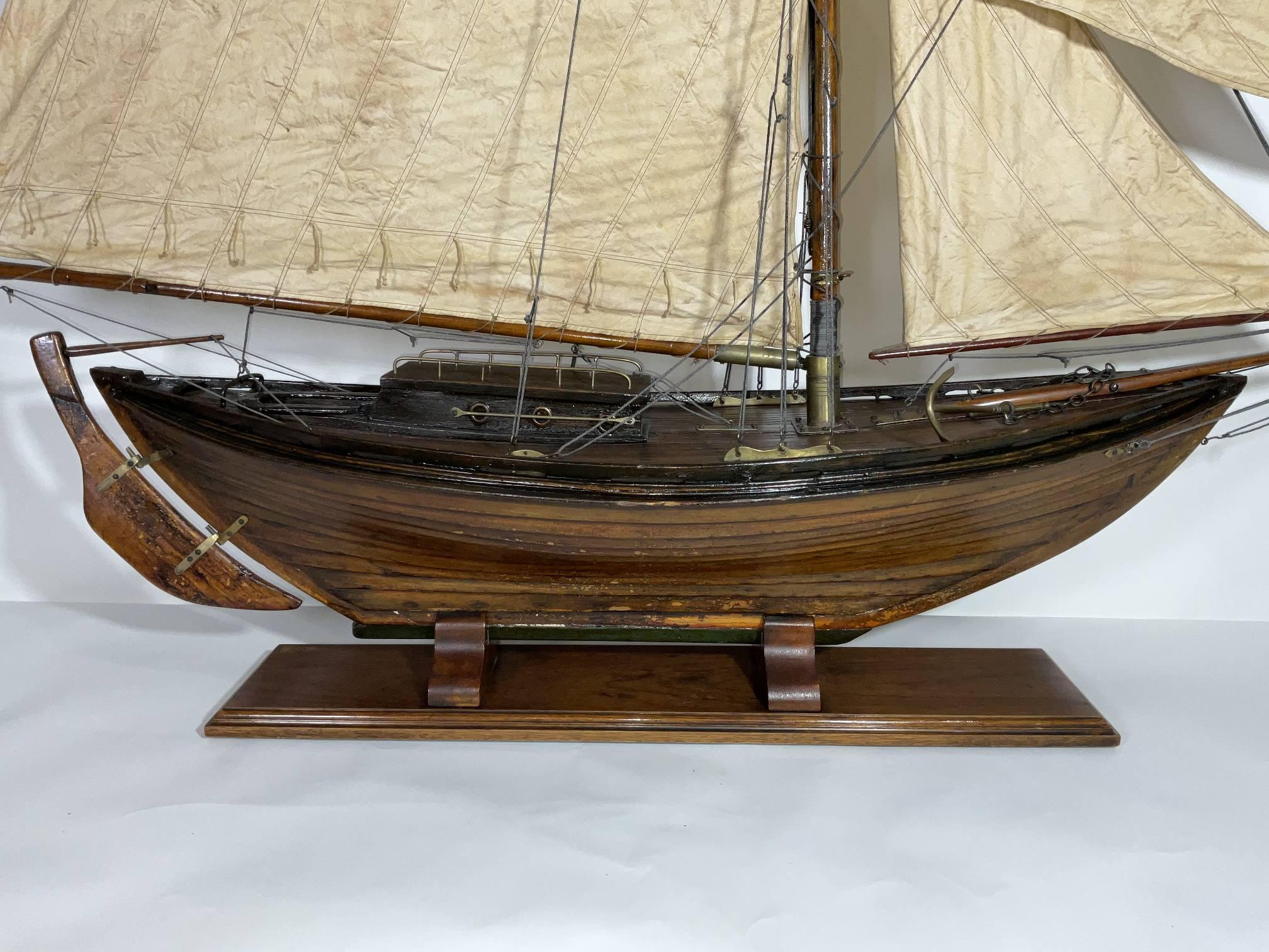 Antico modello di stagno di uno sloop a doppia estremità In condizioni buone in vendita a Norwell, MA