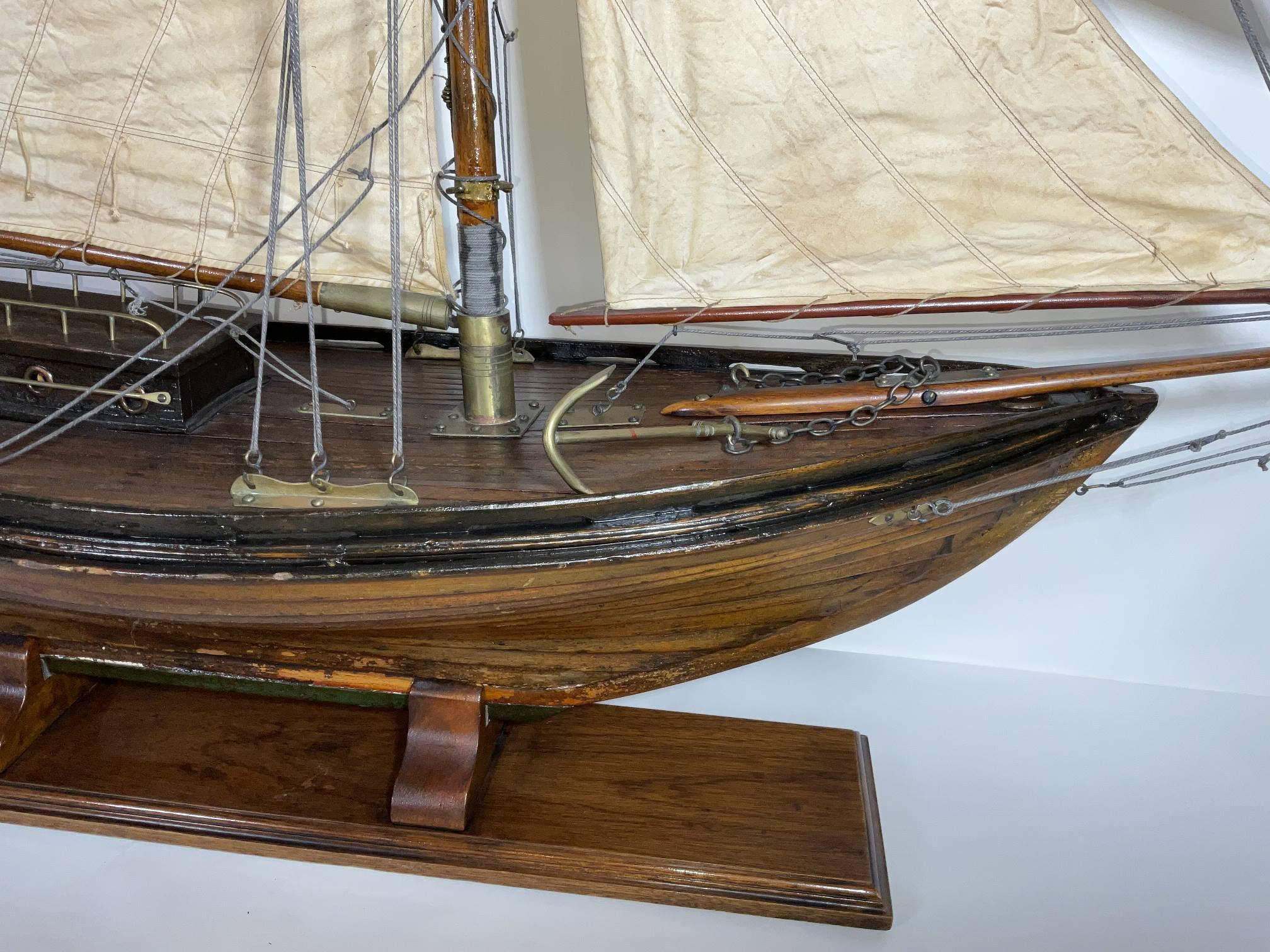 Metà XX secolo Antico modello di stagno di uno sloop a doppia estremità in vendita