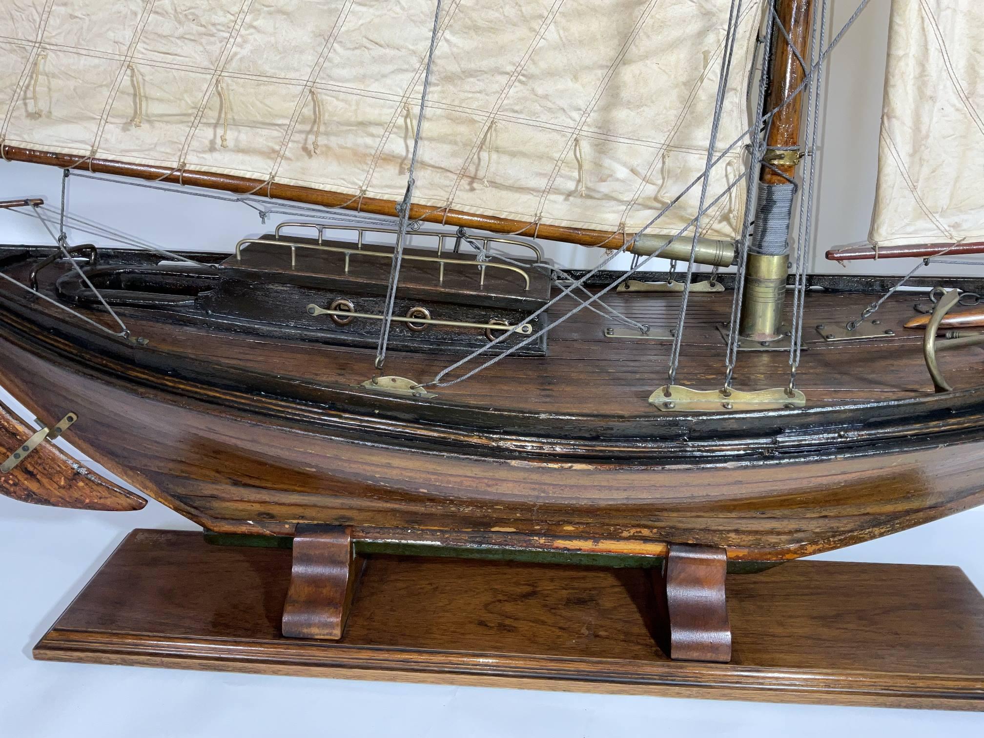 Legno Antico modello di stagno di uno sloop a doppia estremità in vendita