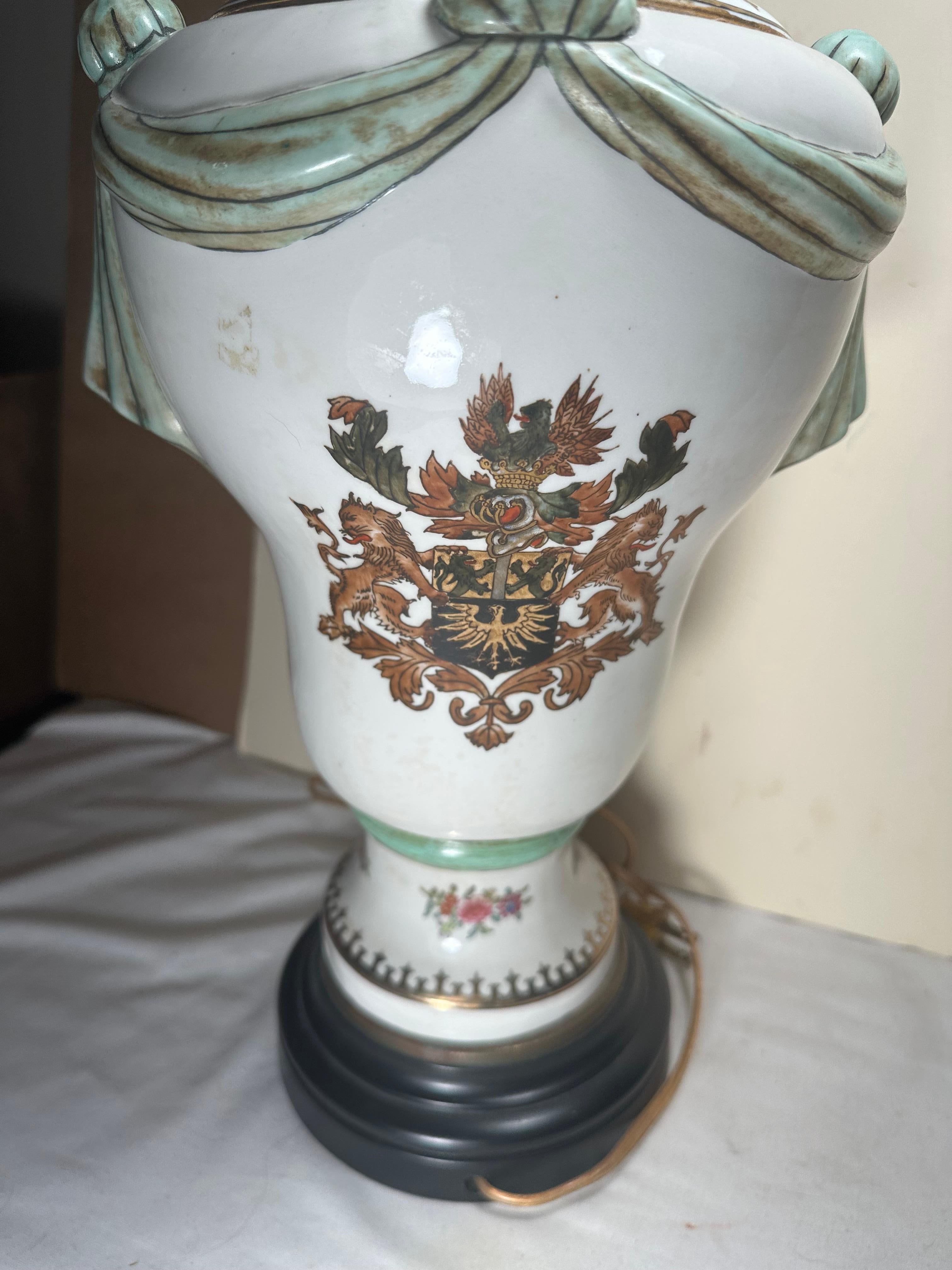 Urne recouverte d'un armorial en porcelaine. Capodimonte monté en lampe de table en vente 2