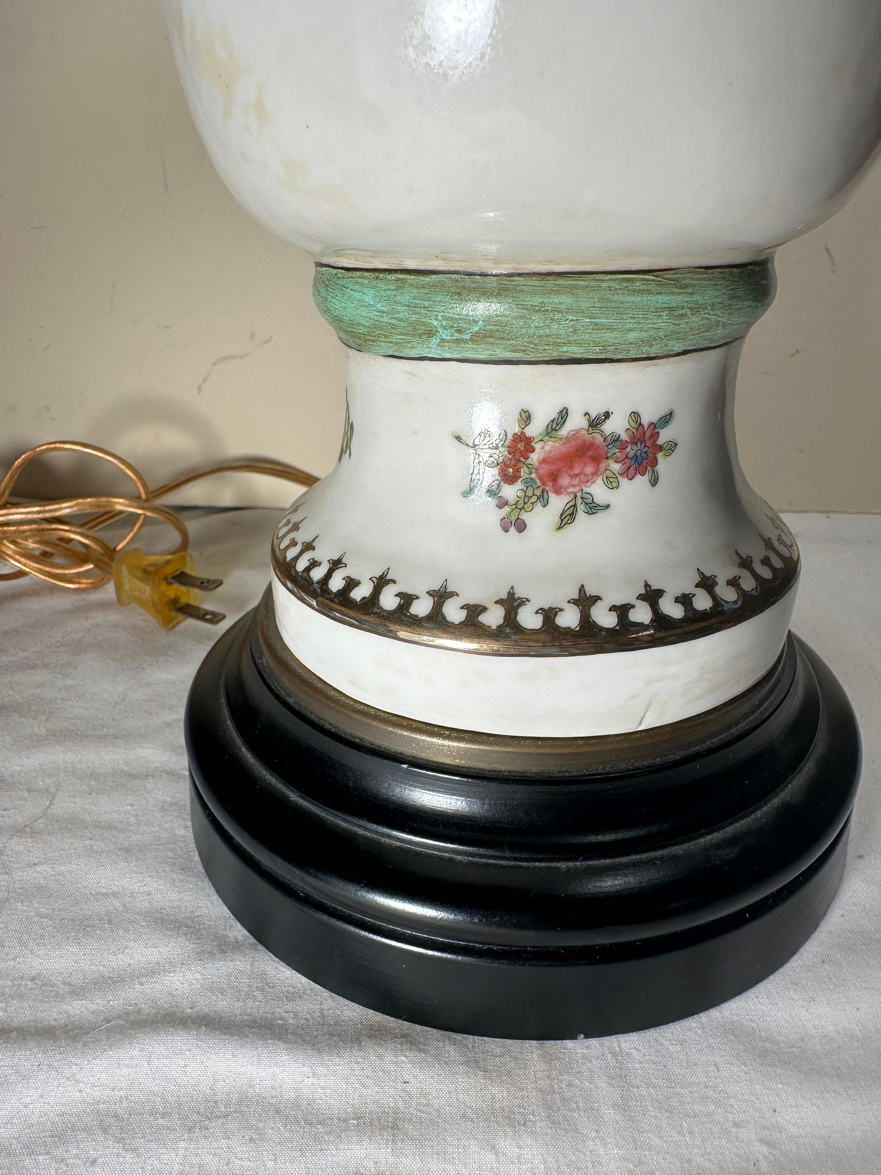 Urne recouverte d'un armorial en porcelaine. Capodimonte monté en lampe de table en vente 3