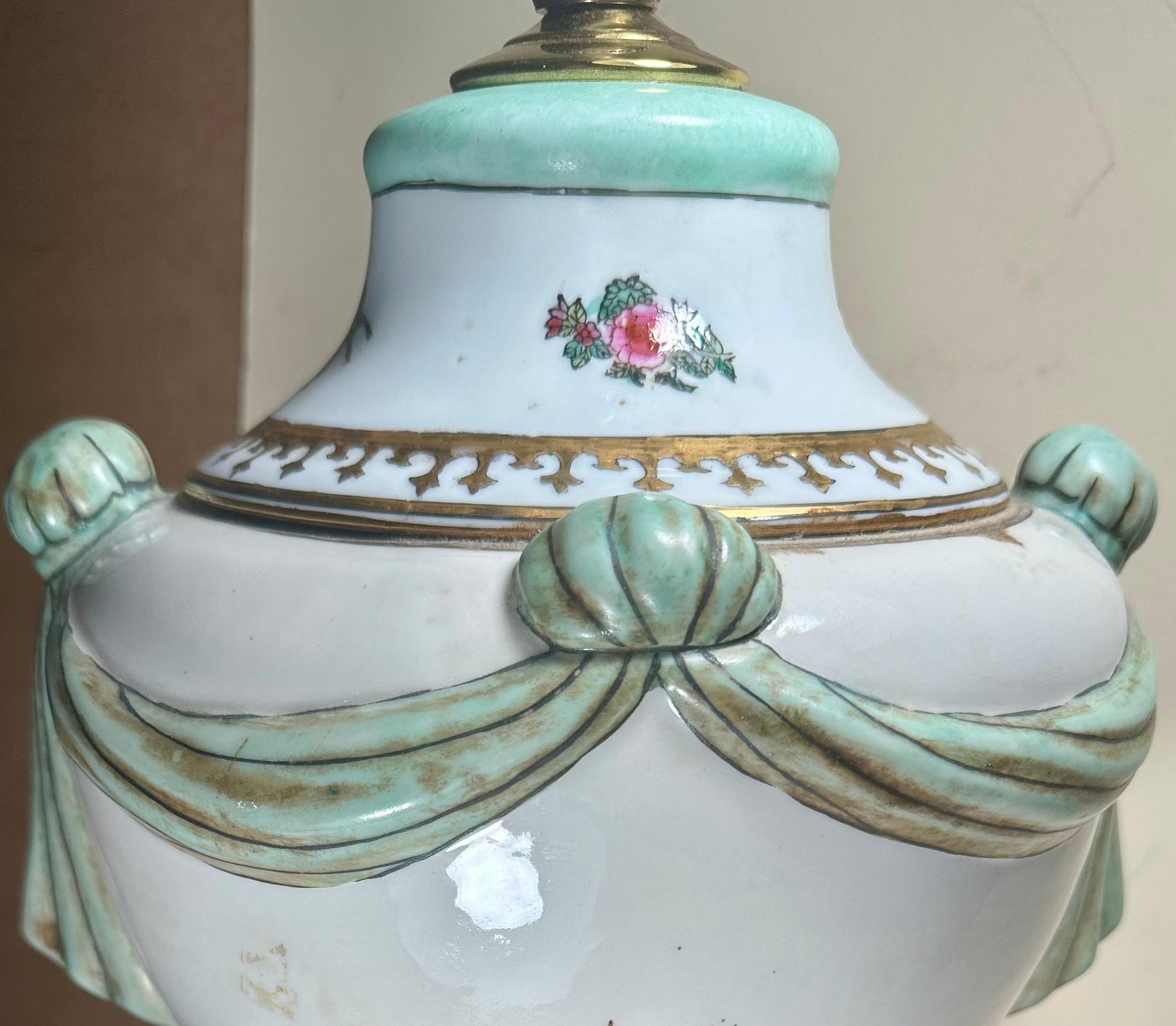  Urne recouverte d'un armorial en porcelaine. Capodimonte monté en lampe de table

Cette ancienne urne recouverte de porcelaine est montée comme lampe de table.  Fabriqué en Italie par Capodimonte, il est peint à la main avec des cartouches armoriés