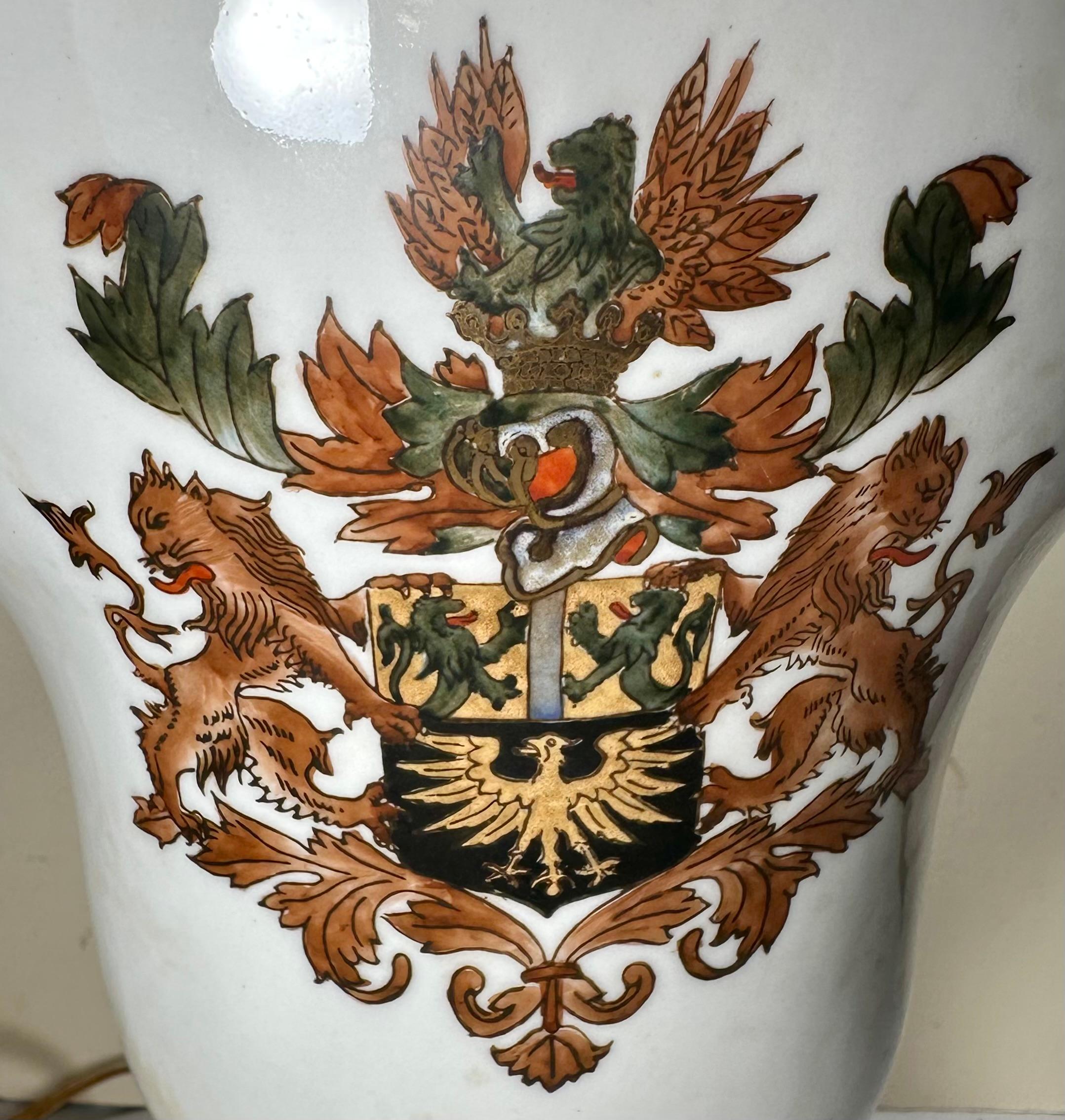 Autre Urne recouverte d'un armorial en porcelaine. Capodimonte monté en lampe de table en vente