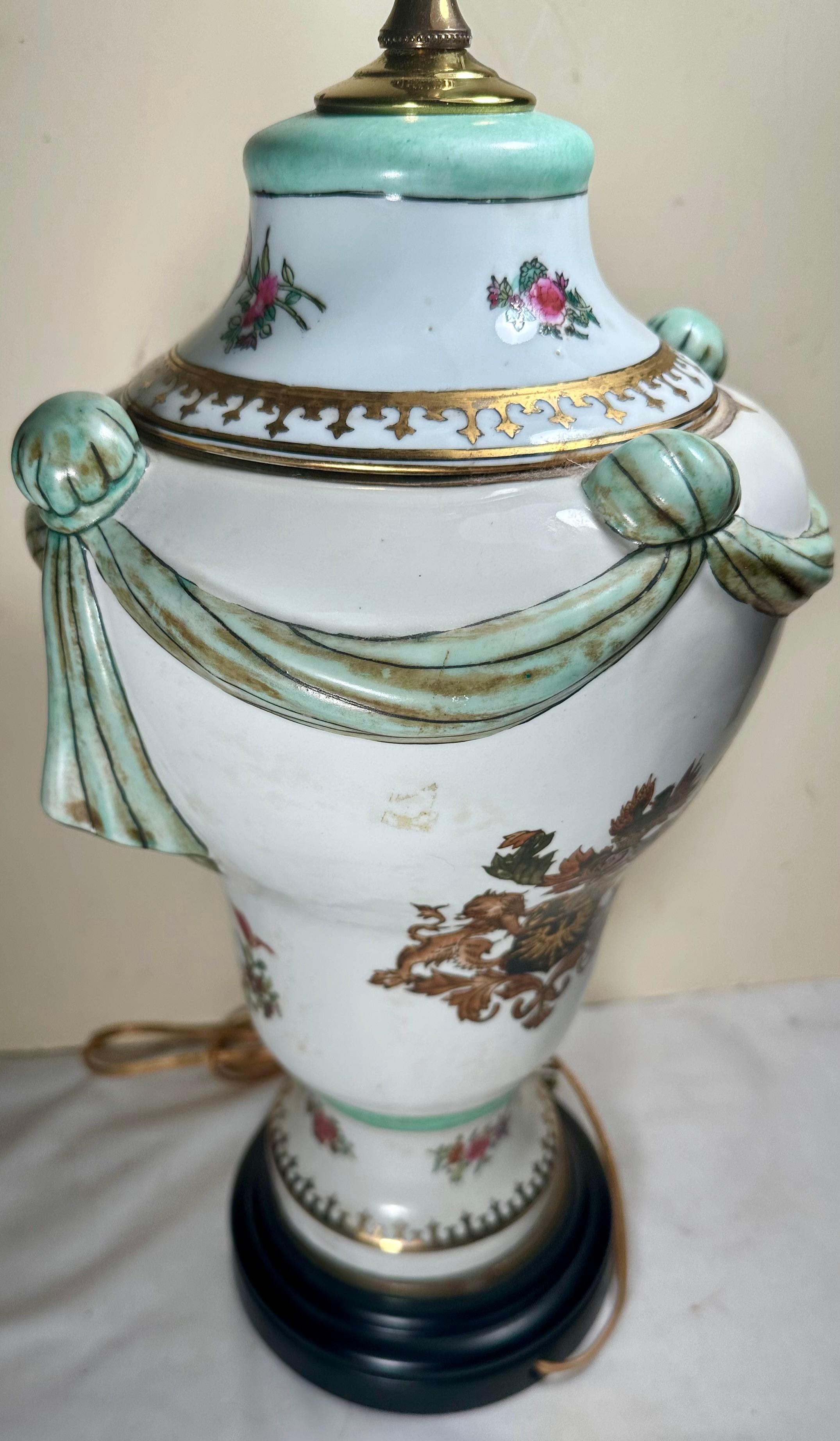 italien Urne recouverte d'un armorial en porcelaine. Capodimonte monté en lampe de table en vente