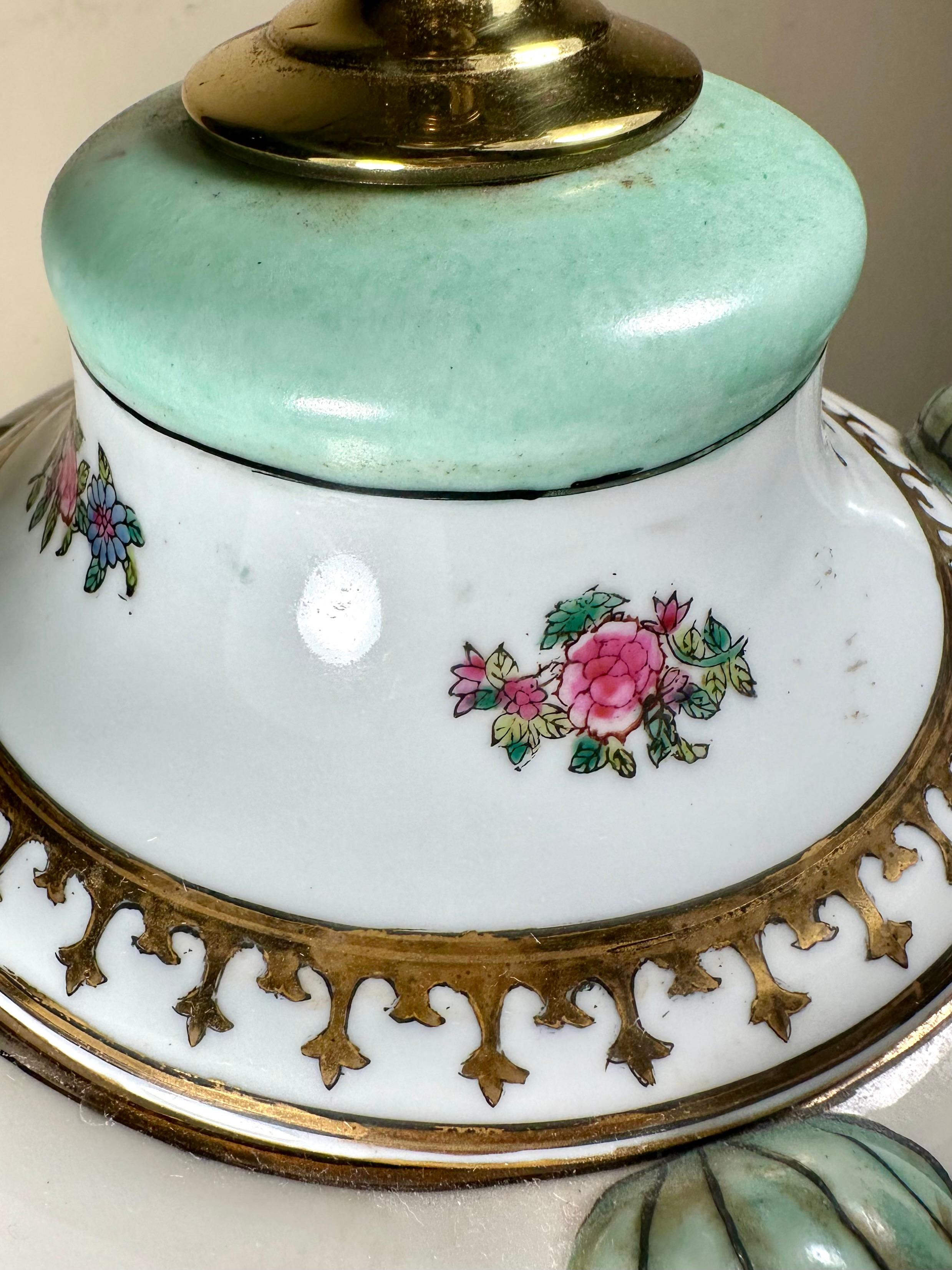 Peint à la main Urne recouverte d'un armorial en porcelaine. Capodimonte monté en lampe de table en vente