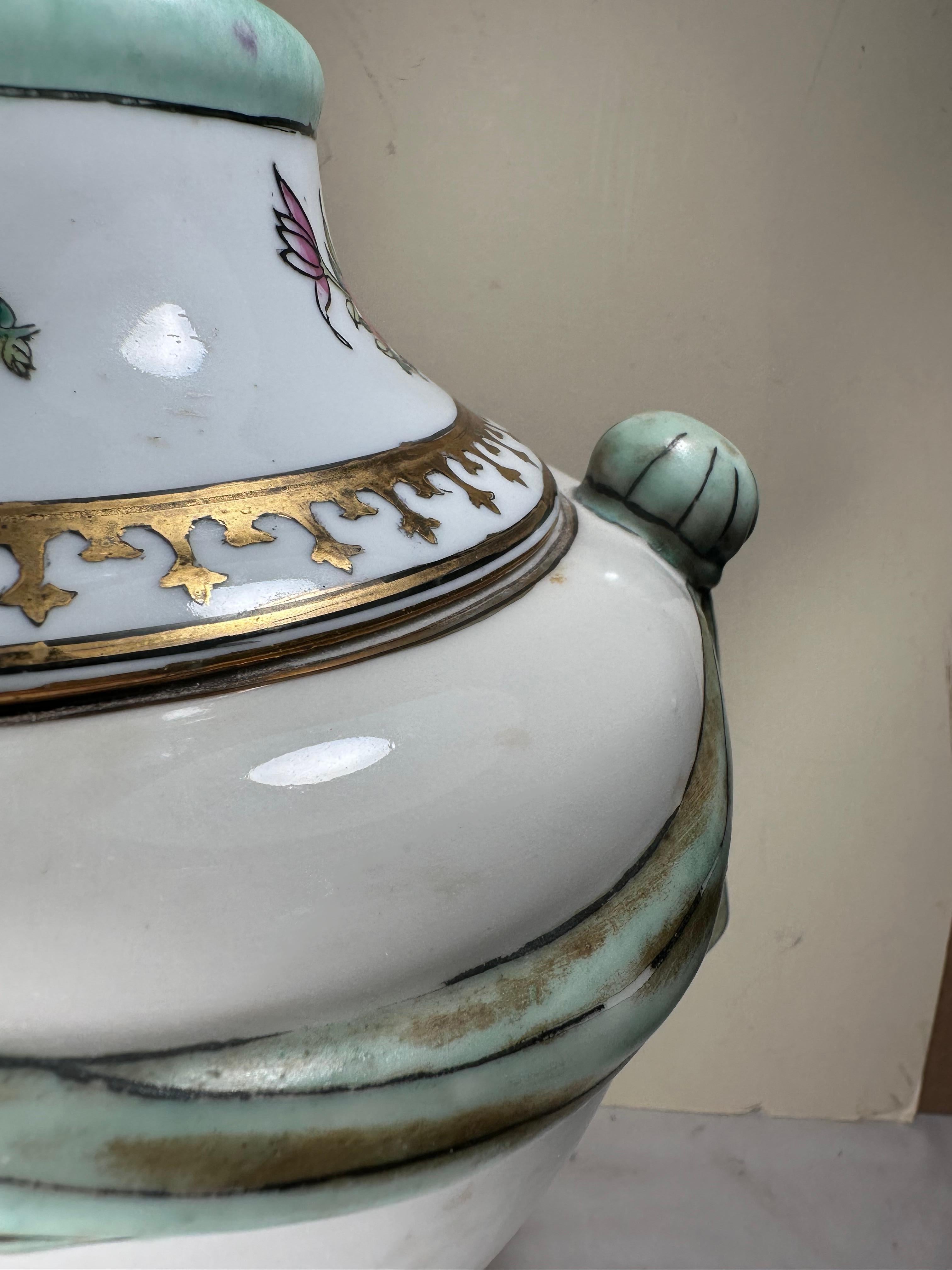 Urne recouverte d'un armorial en porcelaine. Capodimonte monté en lampe de table Bon état - En vente à Vero Beach, FL