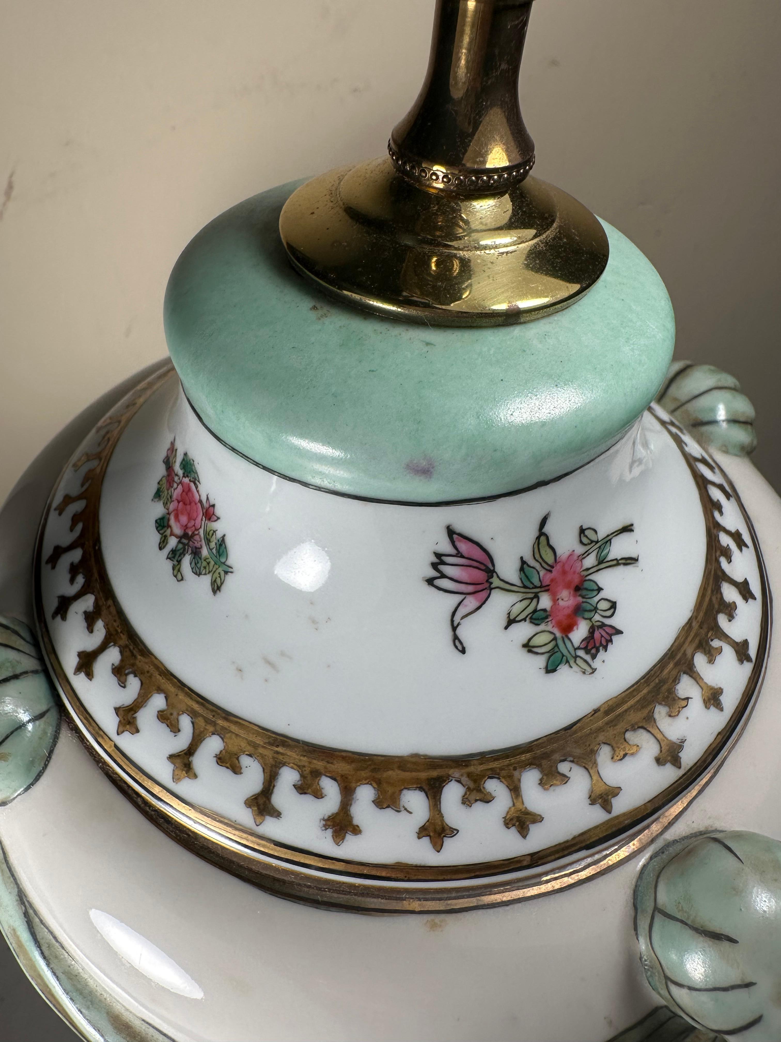 20ième siècle Urne recouverte d'un armorial en porcelaine. Capodimonte monté en lampe de table en vente
