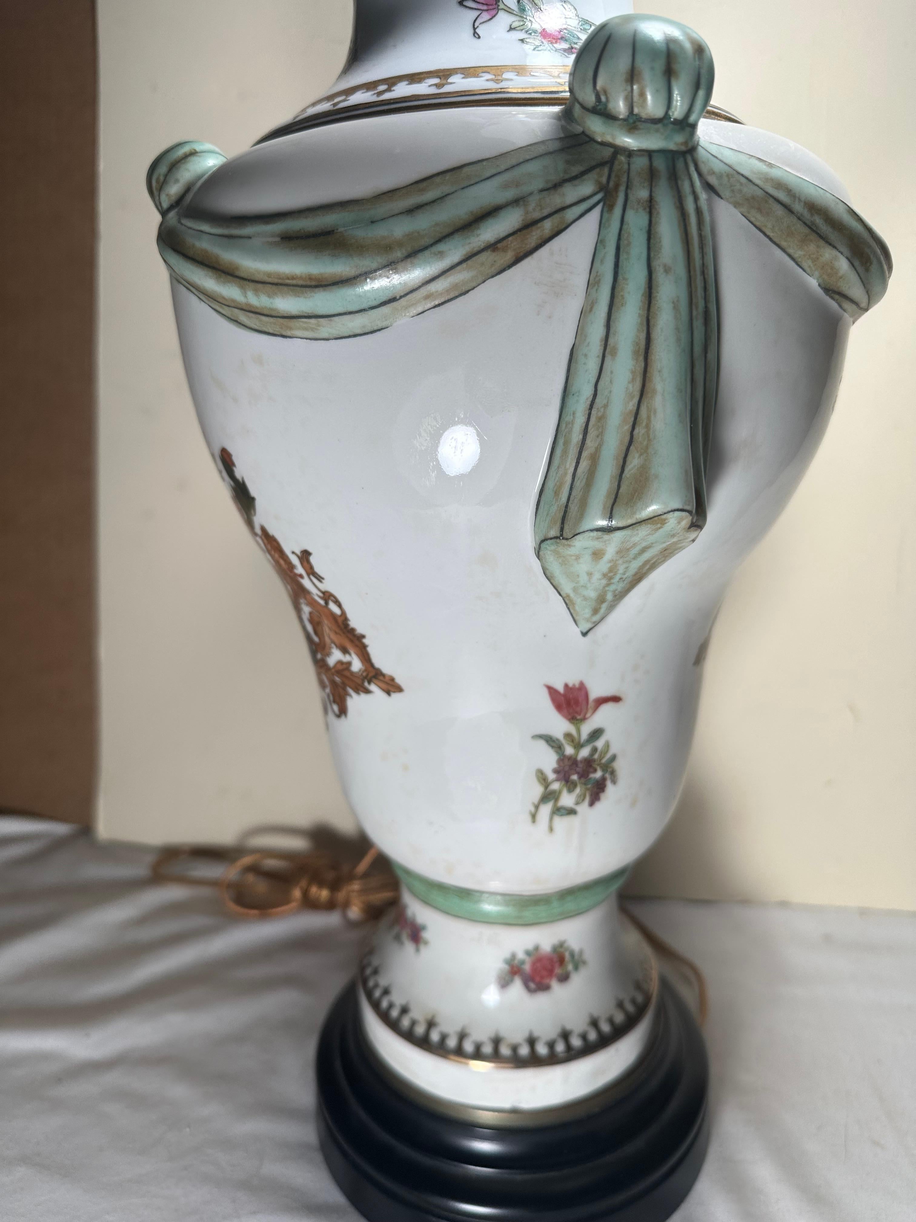 Porcelaine Urne recouverte d'un armorial en porcelaine. Capodimonte monté en lampe de table en vente