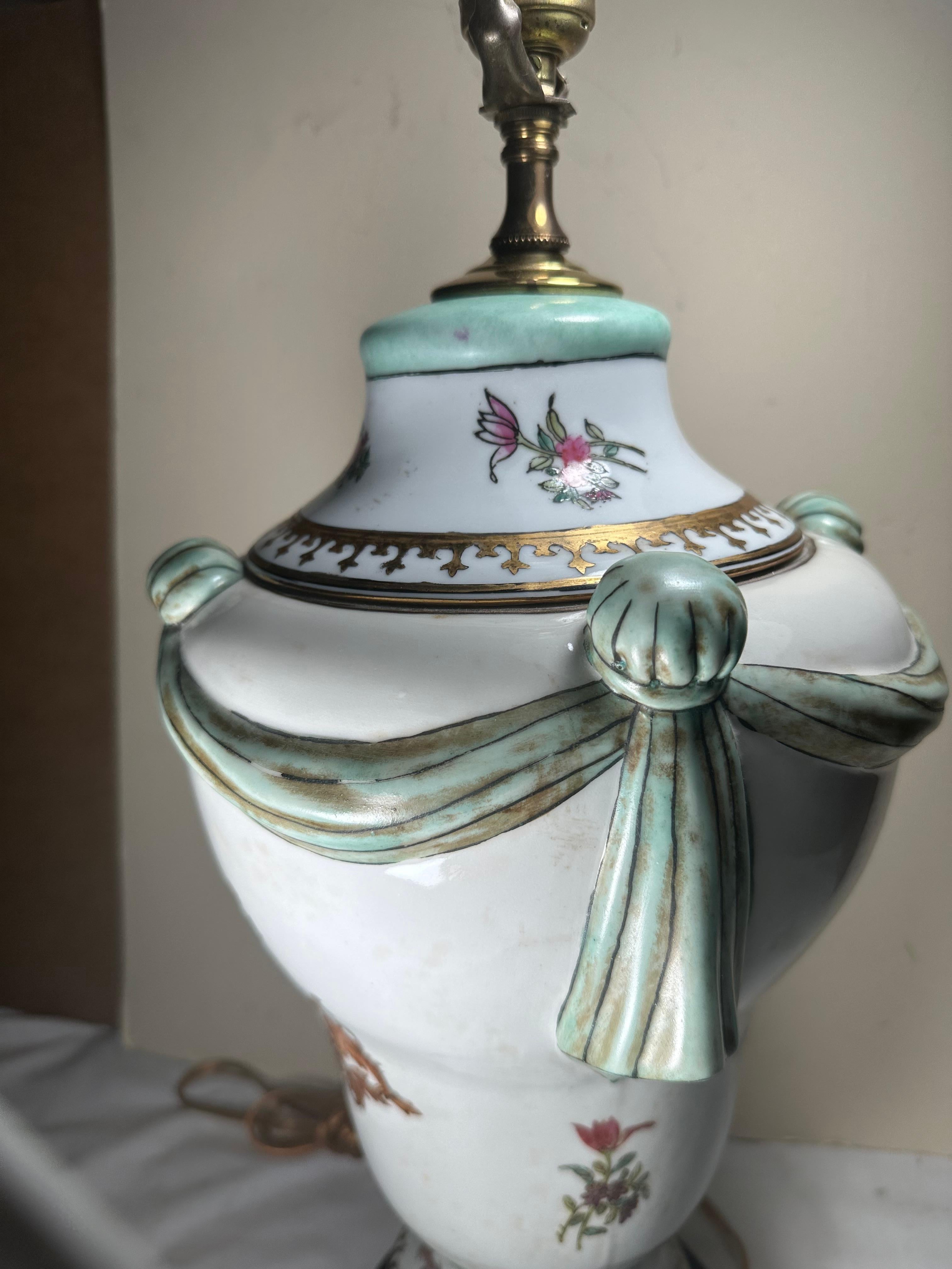 Urne recouverte d'un armorial en porcelaine. Capodimonte monté en lampe de table en vente 1