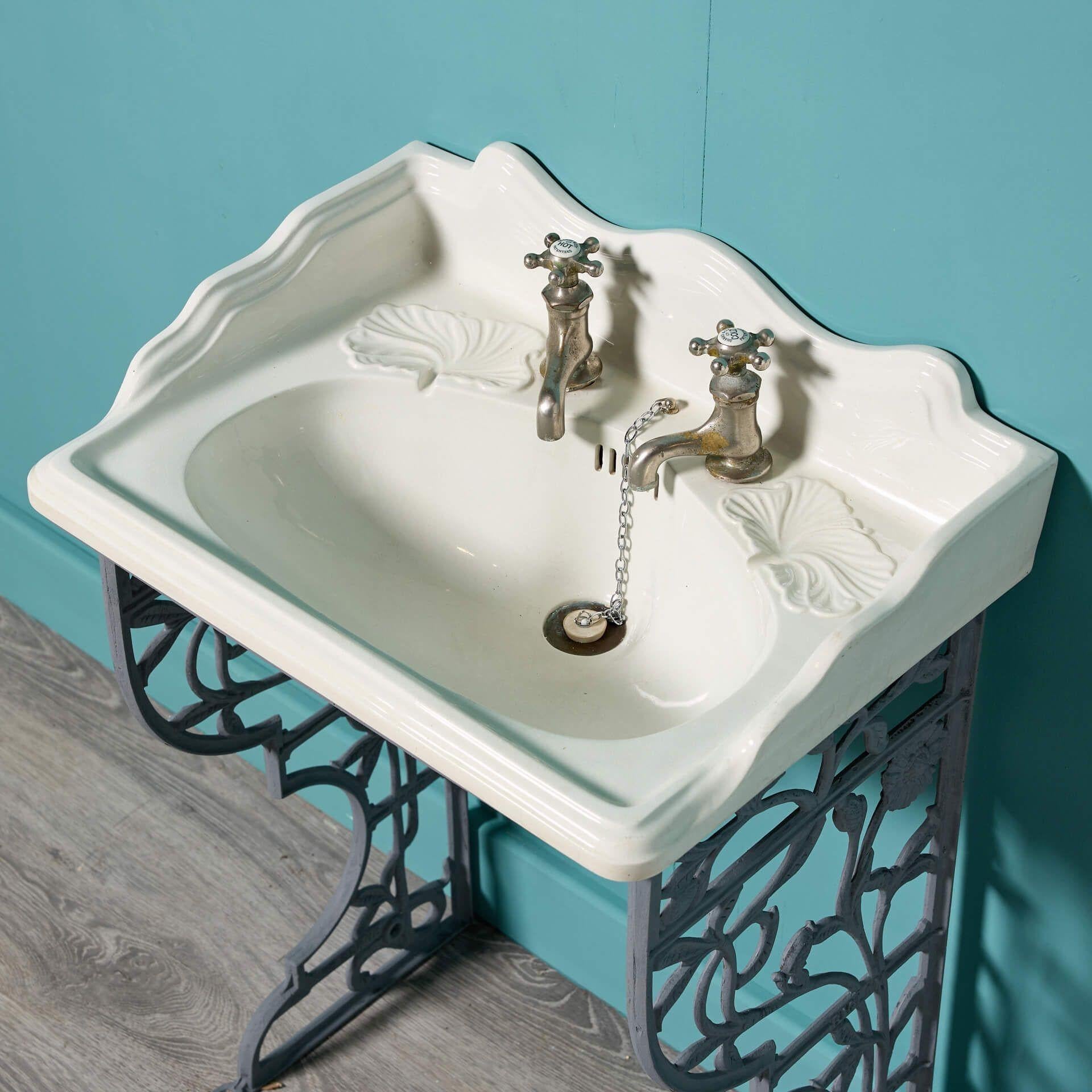 Vittoriano Antico lavabo in porcellana con lavabo in ghisa in vendita