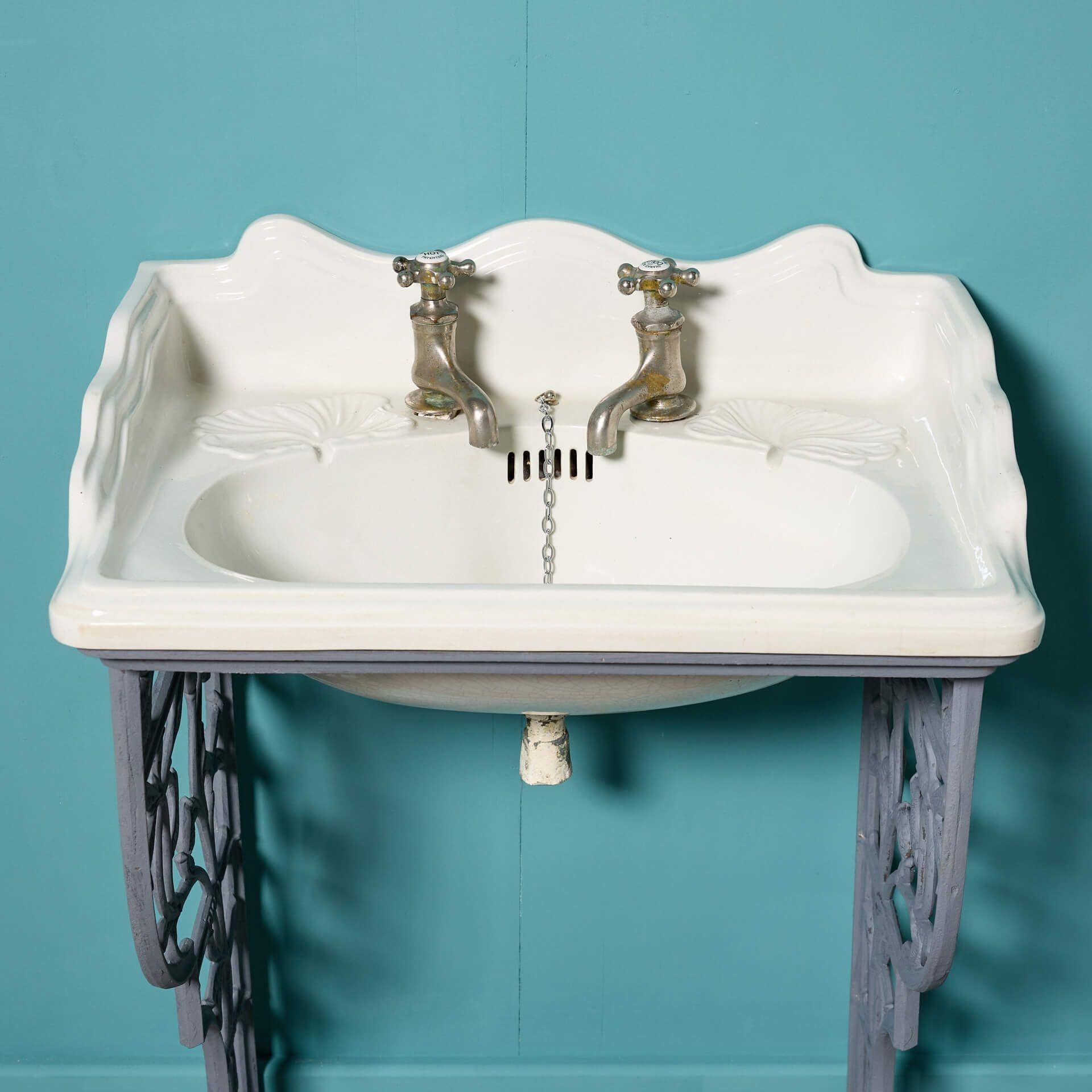 Inglese Antico lavabo in porcellana con lavabo in ghisa in vendita