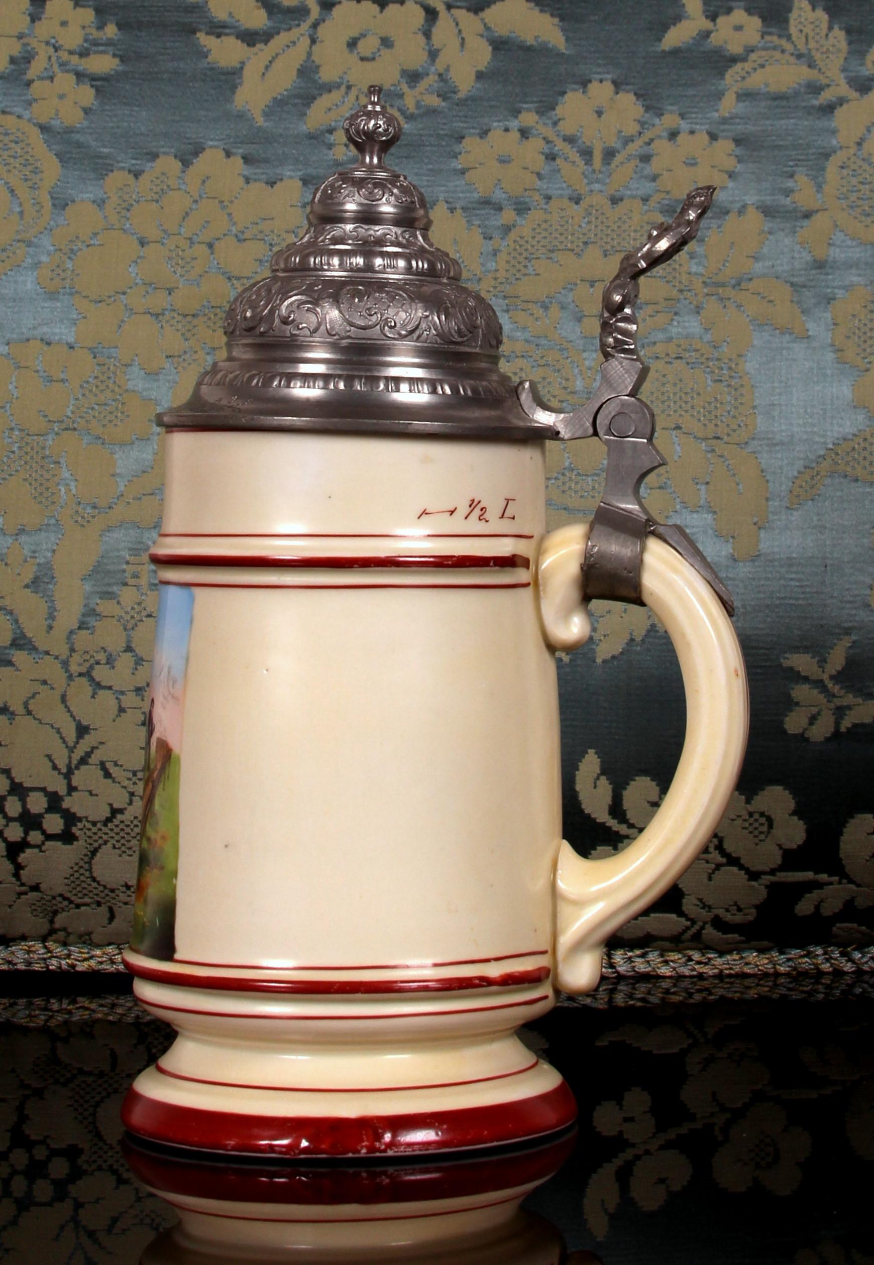 antique porcelain beer stein with pewter lid South German Historicism ar. 1870 In Good Condition For Sale In Landshut, BY