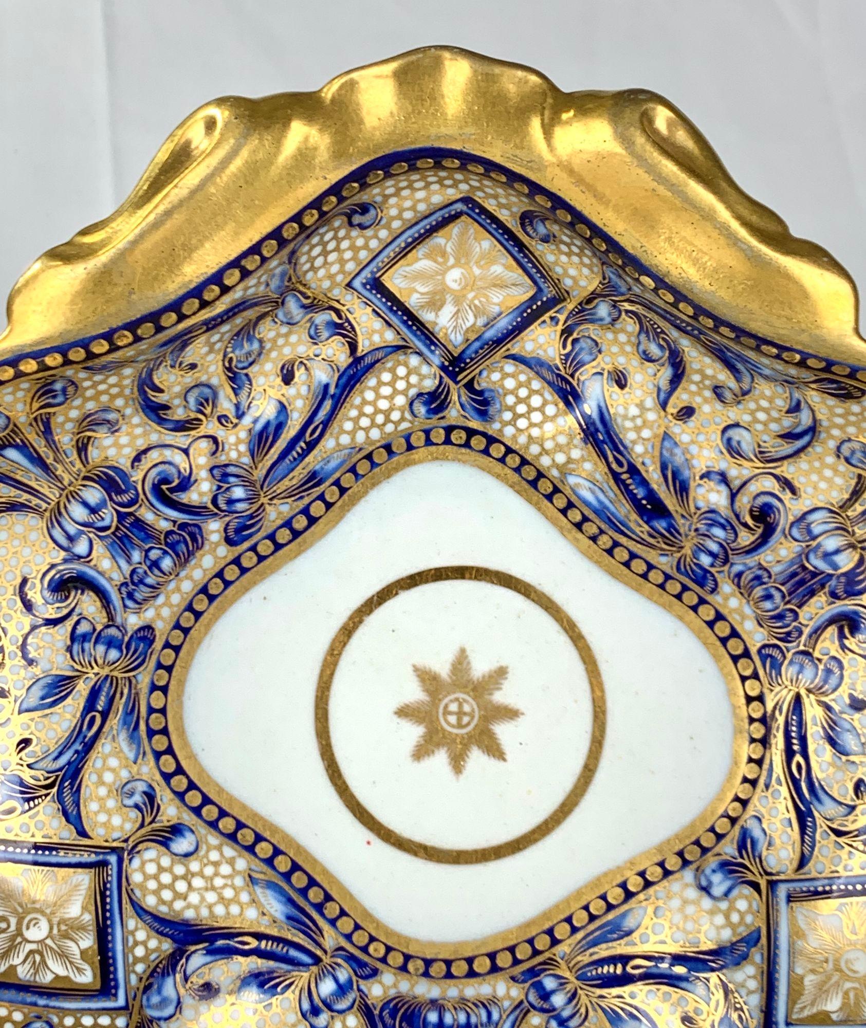 Questo piatto di Coalport Porcelain è stato dipinto a mano con una bellissima decorazione blu cobalto su fondo dorato.
È stato realizzato nella fabbrica di Coalport nello Shropshire, in Inghilterra, intorno al 1810.
La decorazione incorpora sia il