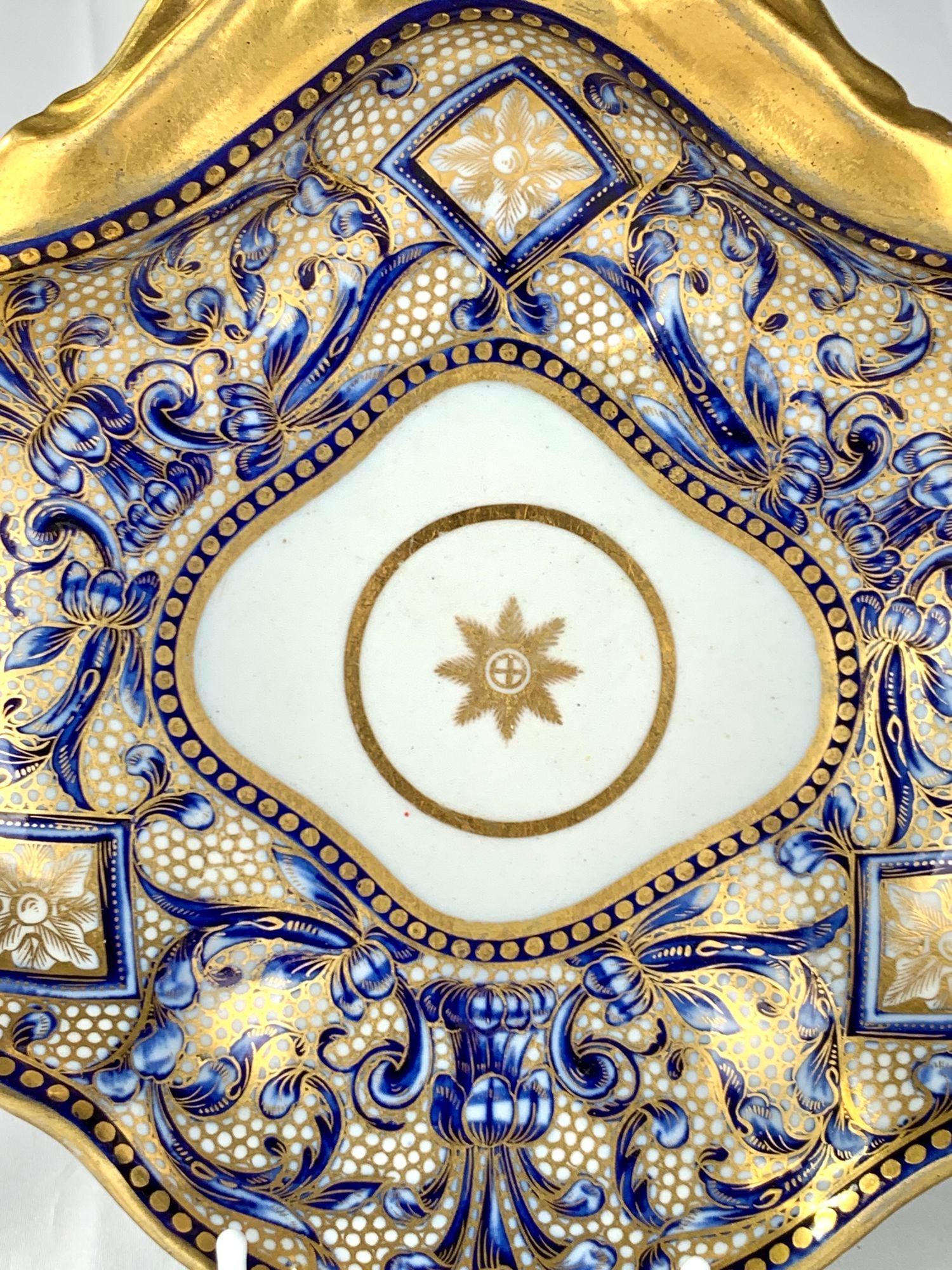 Inglese Antico piatto a forma di conchiglia in porcellana blu e oro Inghilterra Circa 1810 in vendita