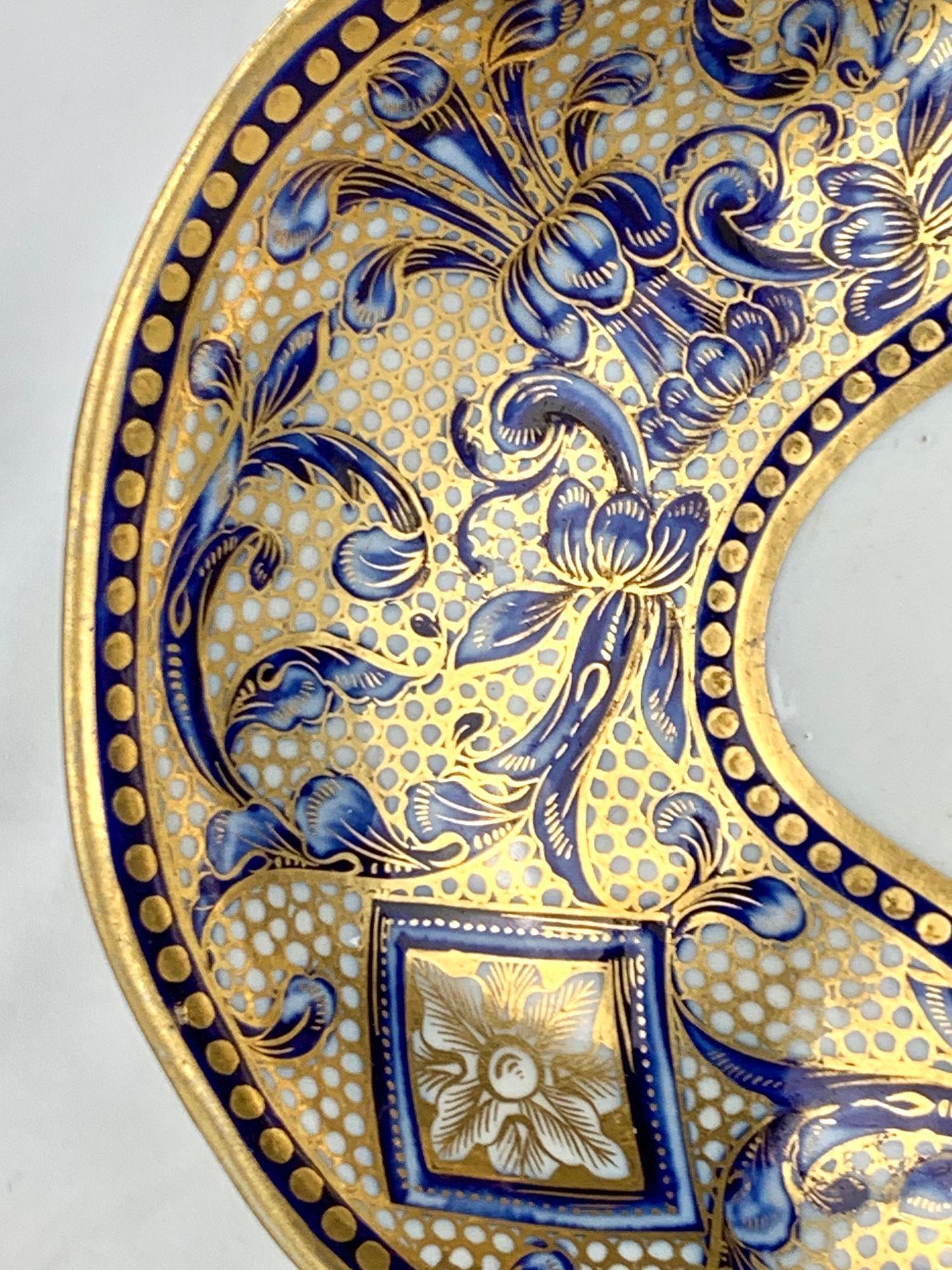 Dipinto a mano Antico piatto a forma di conchiglia in porcellana blu e oro Inghilterra Circa 1810 in vendita