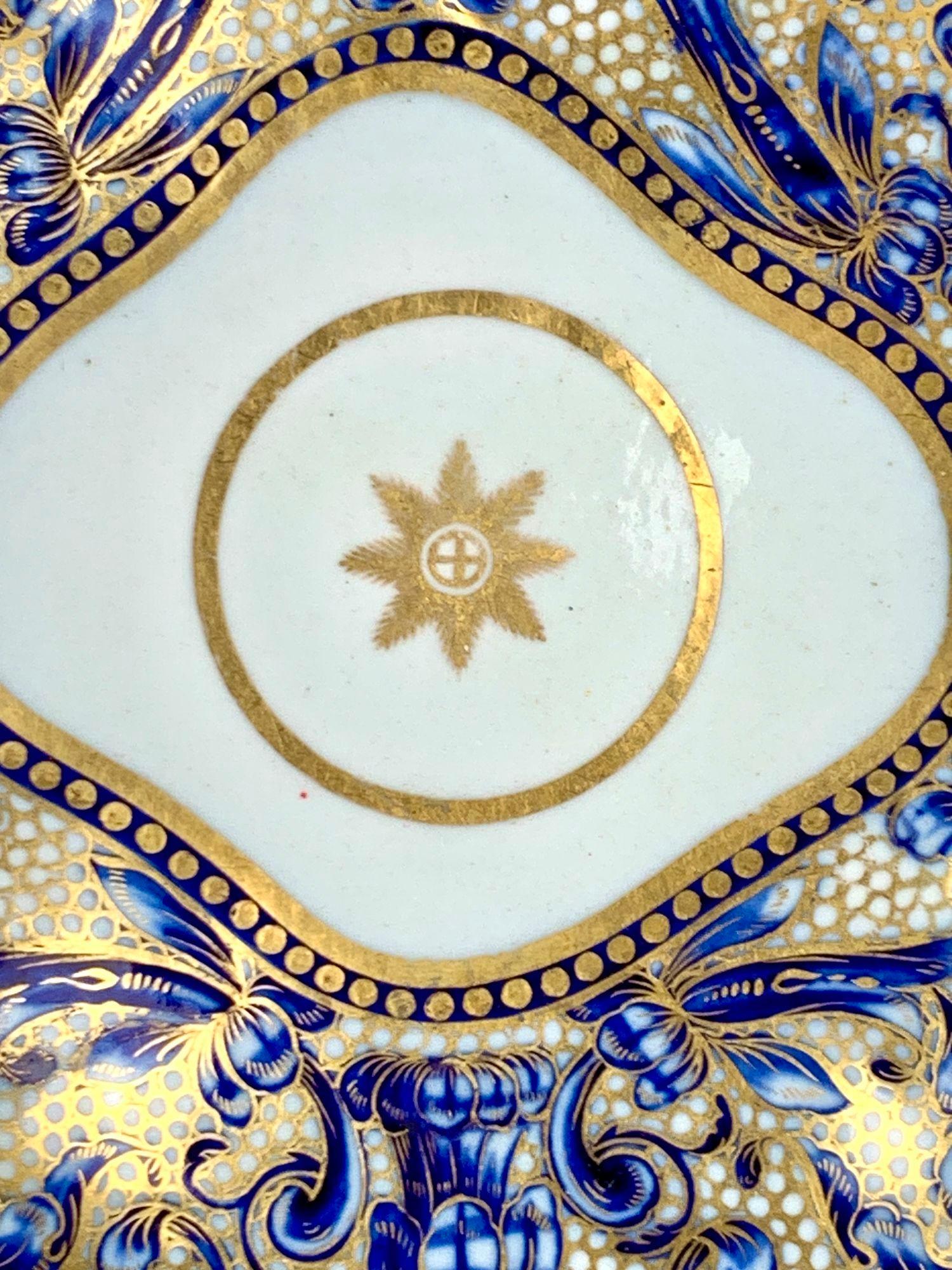 Antico piatto a forma di conchiglia in porcellana blu e oro Inghilterra Circa 1810 In condizioni ottime in vendita a Katonah, NY