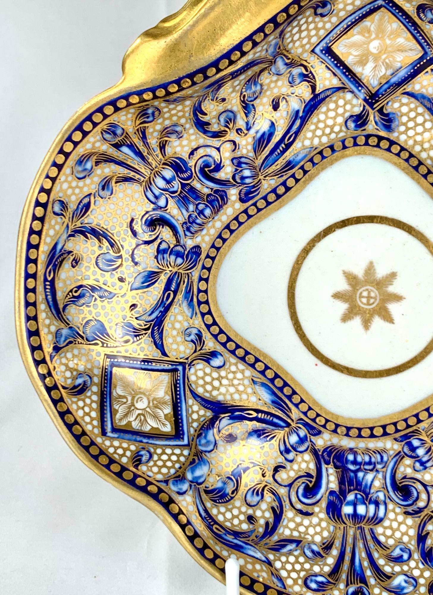 XIX secolo Antico piatto a forma di conchiglia in porcellana blu e oro Inghilterra Circa 1810 in vendita