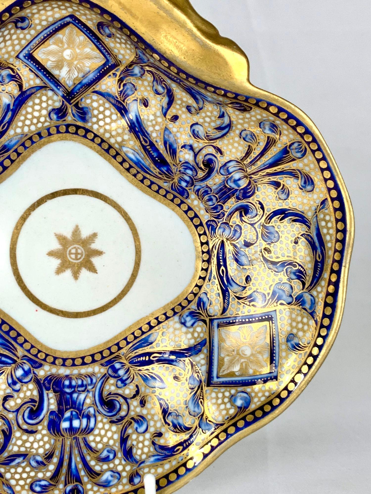 Porcellana Antico piatto a forma di conchiglia in porcellana blu e oro Inghilterra Circa 1810 in vendita