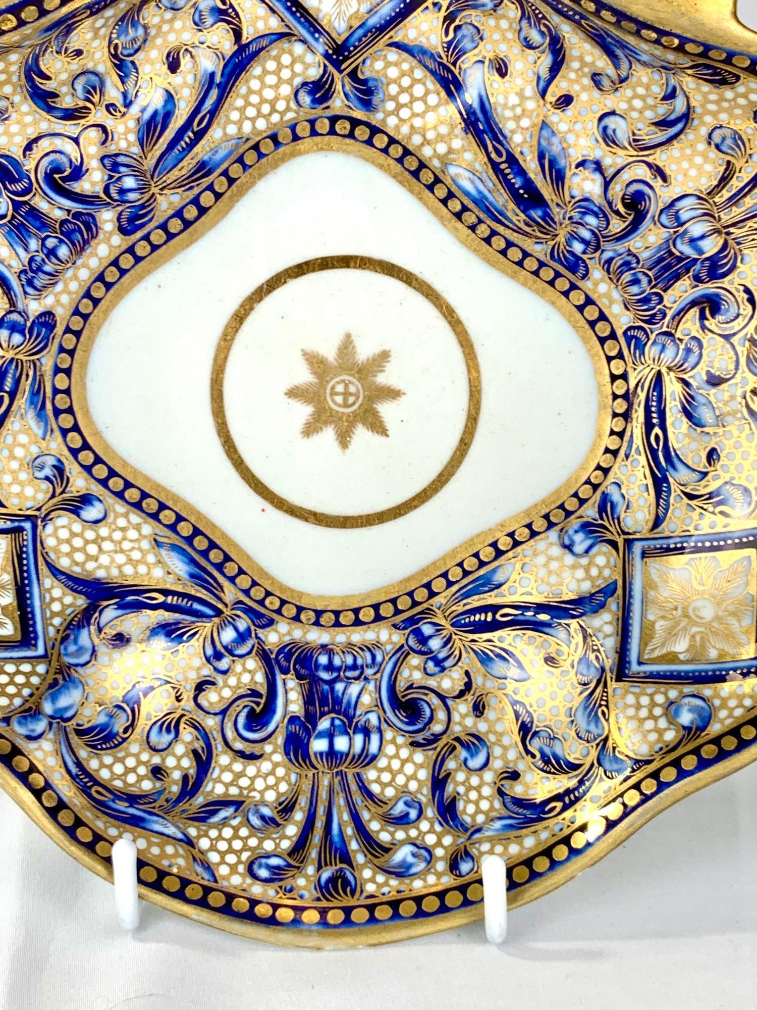 Antico piatto a forma di conchiglia in porcellana blu e oro Inghilterra Circa 1810 in vendita 1