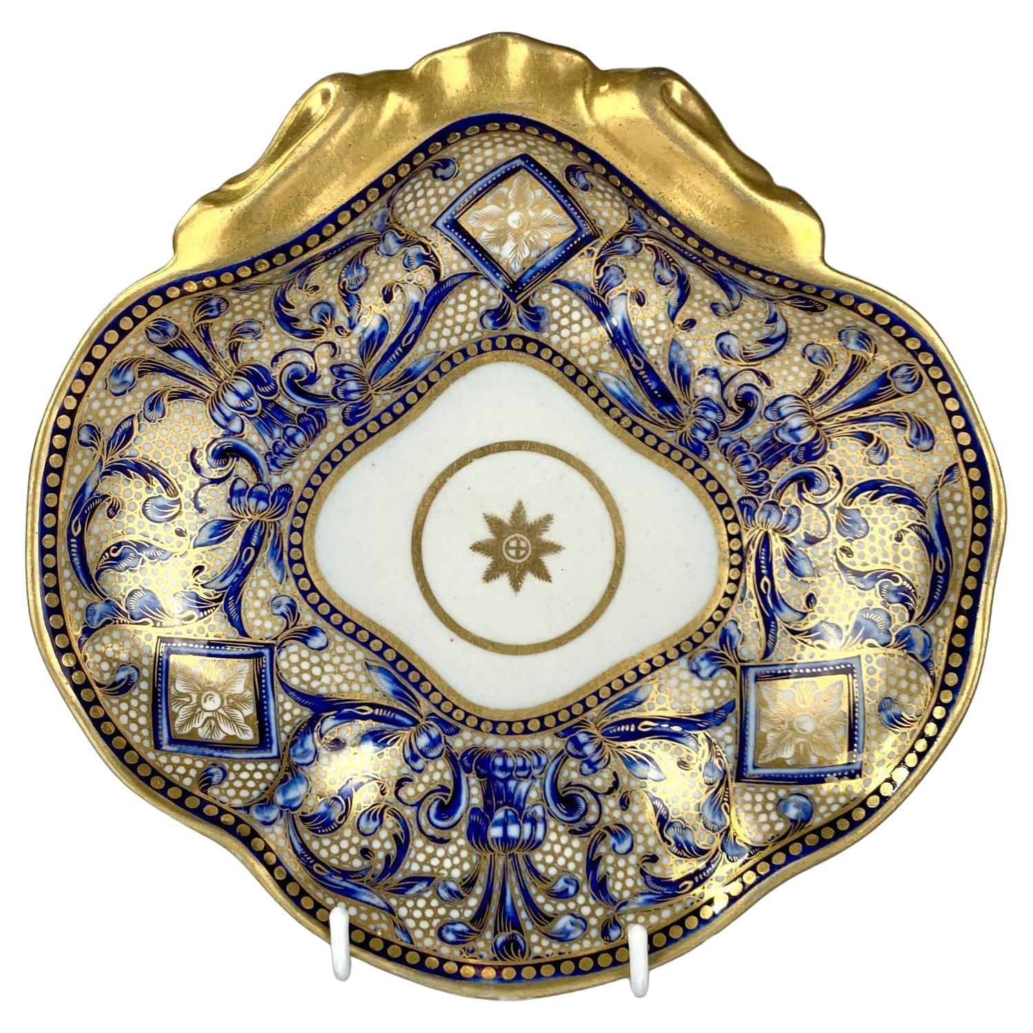Plato antiguo de porcelana azul y dorada en forma de concha Inglaterra Circa 1810