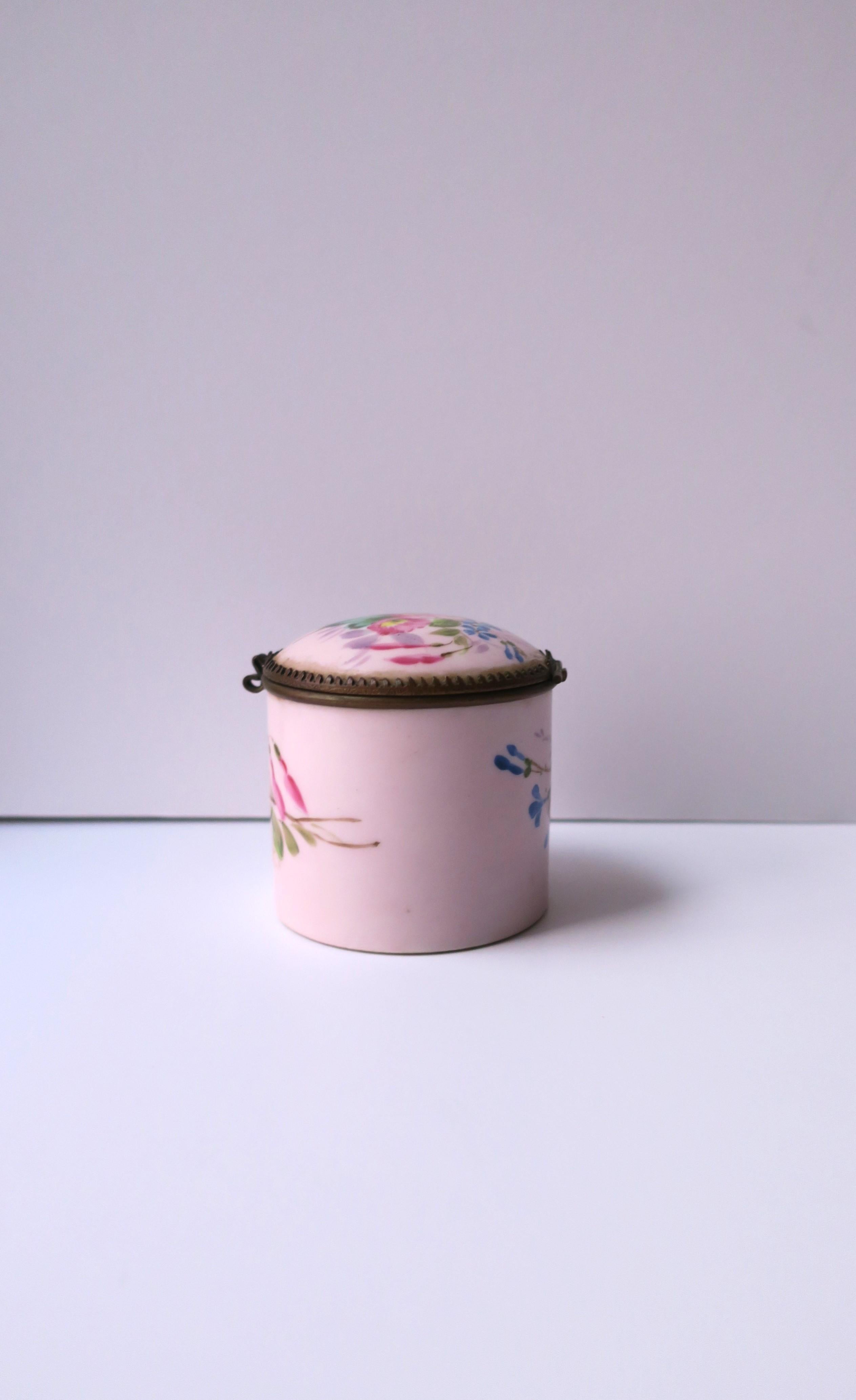 Boîte en porcelaine ancienne avec motif de chinoiseries florales en vente 7