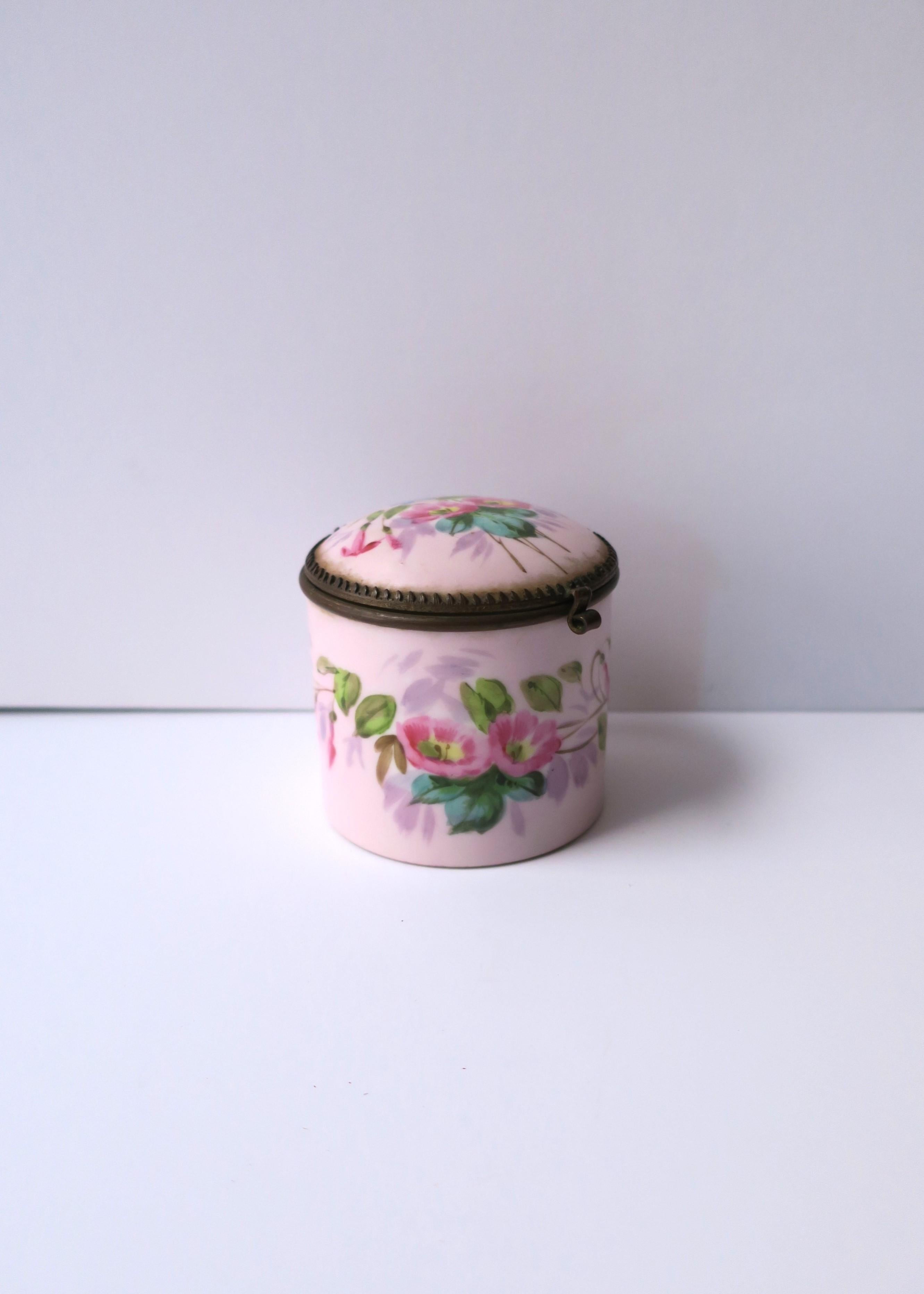 Européen Boîte en porcelaine ancienne avec motif de chinoiseries florales en vente
