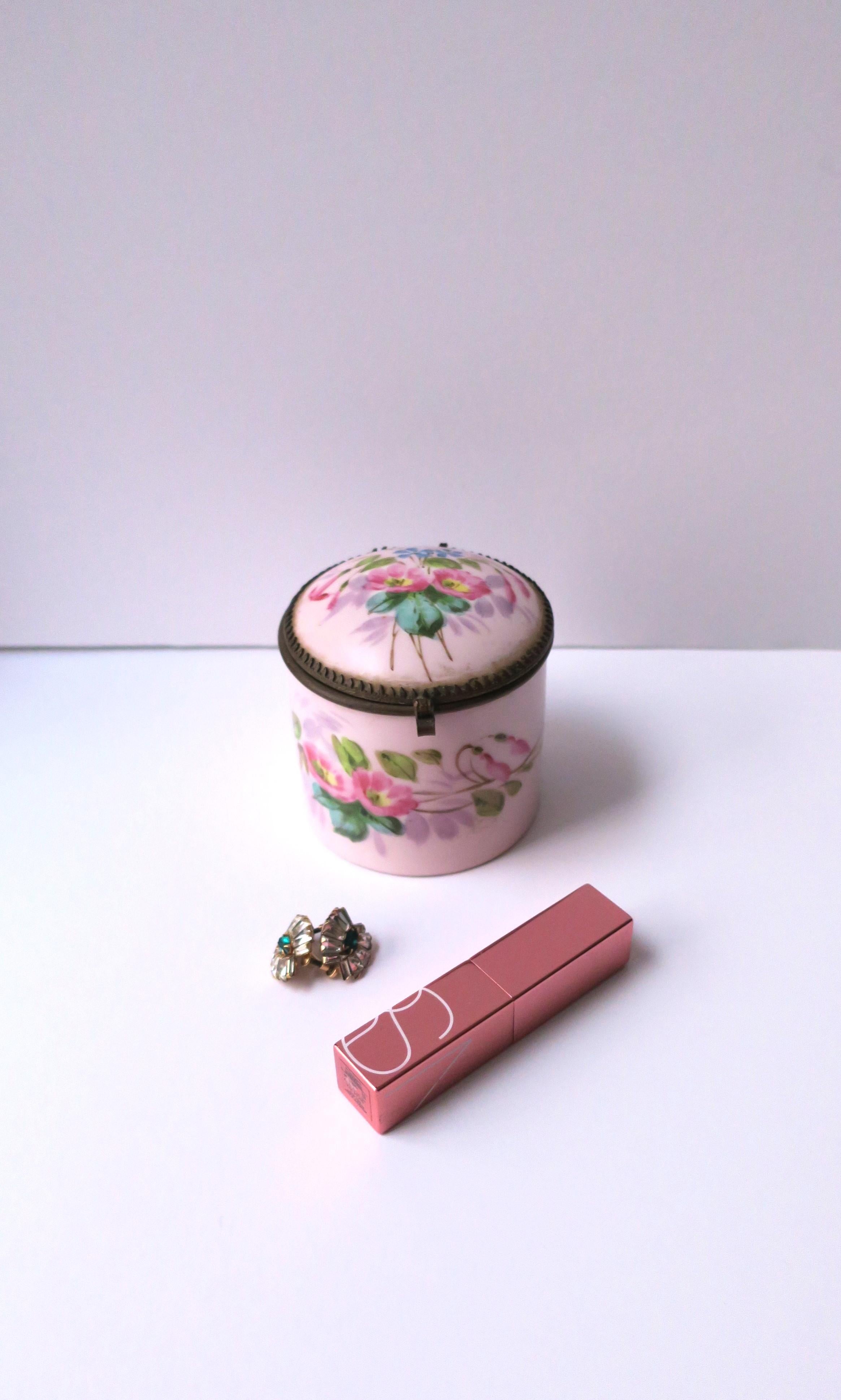 Caja de porcelana antigua con diseño floral de cretona en Bueno Estado en New York, NY