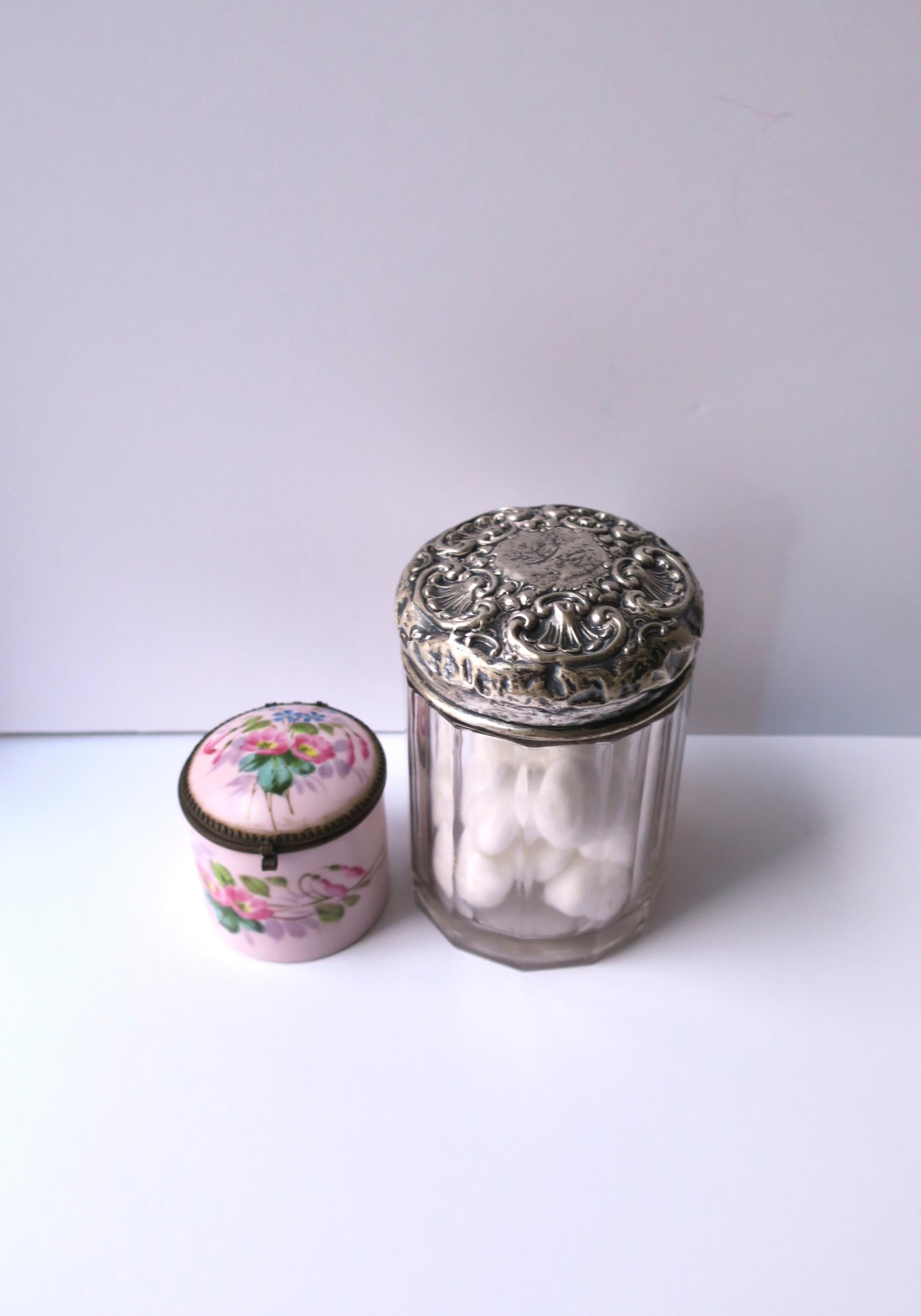 Caja de porcelana antigua con diseño floral de cretona siglo XX