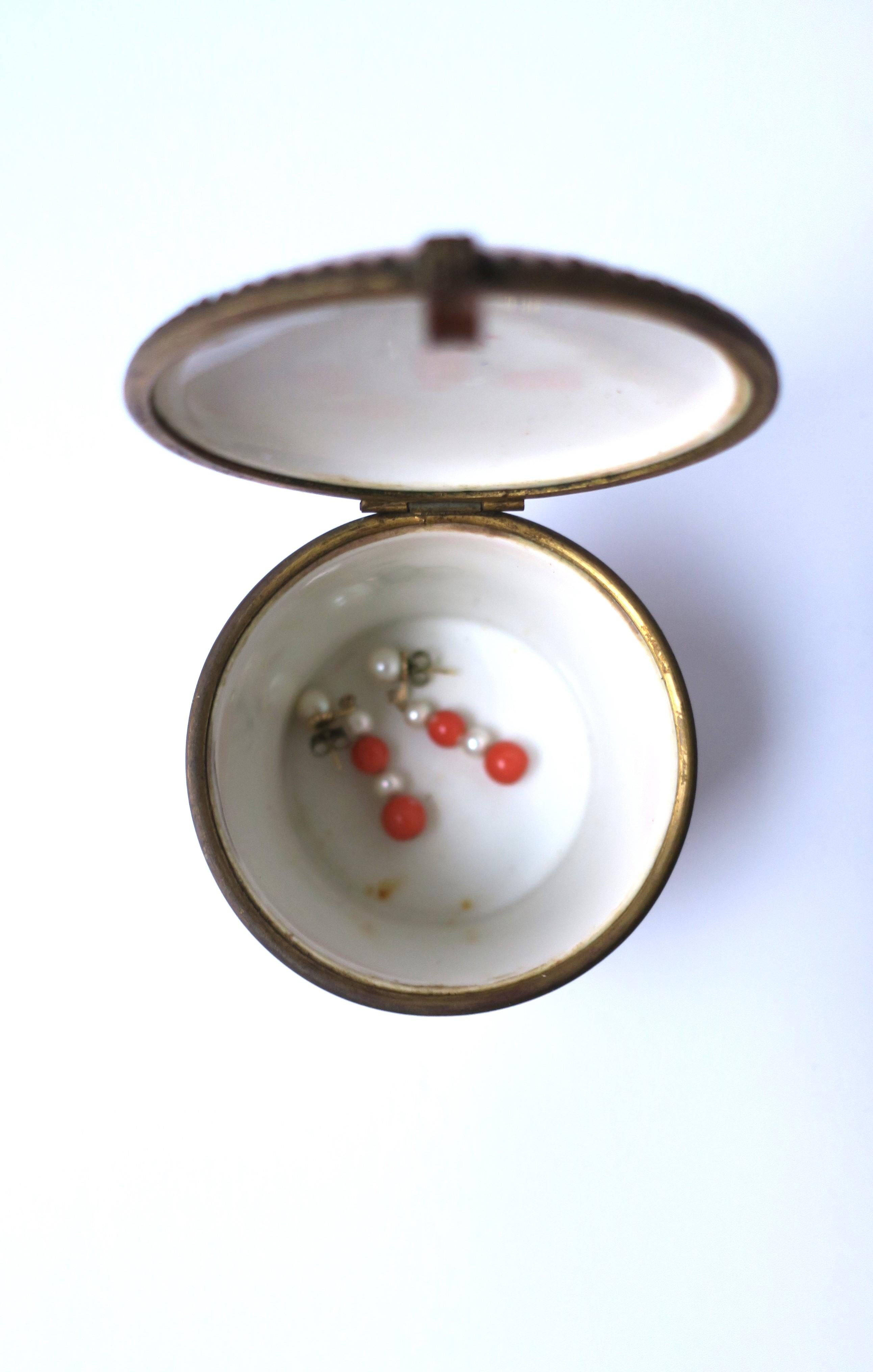 Antique Porcelain Box with Floral Chintz Design For Sale 1