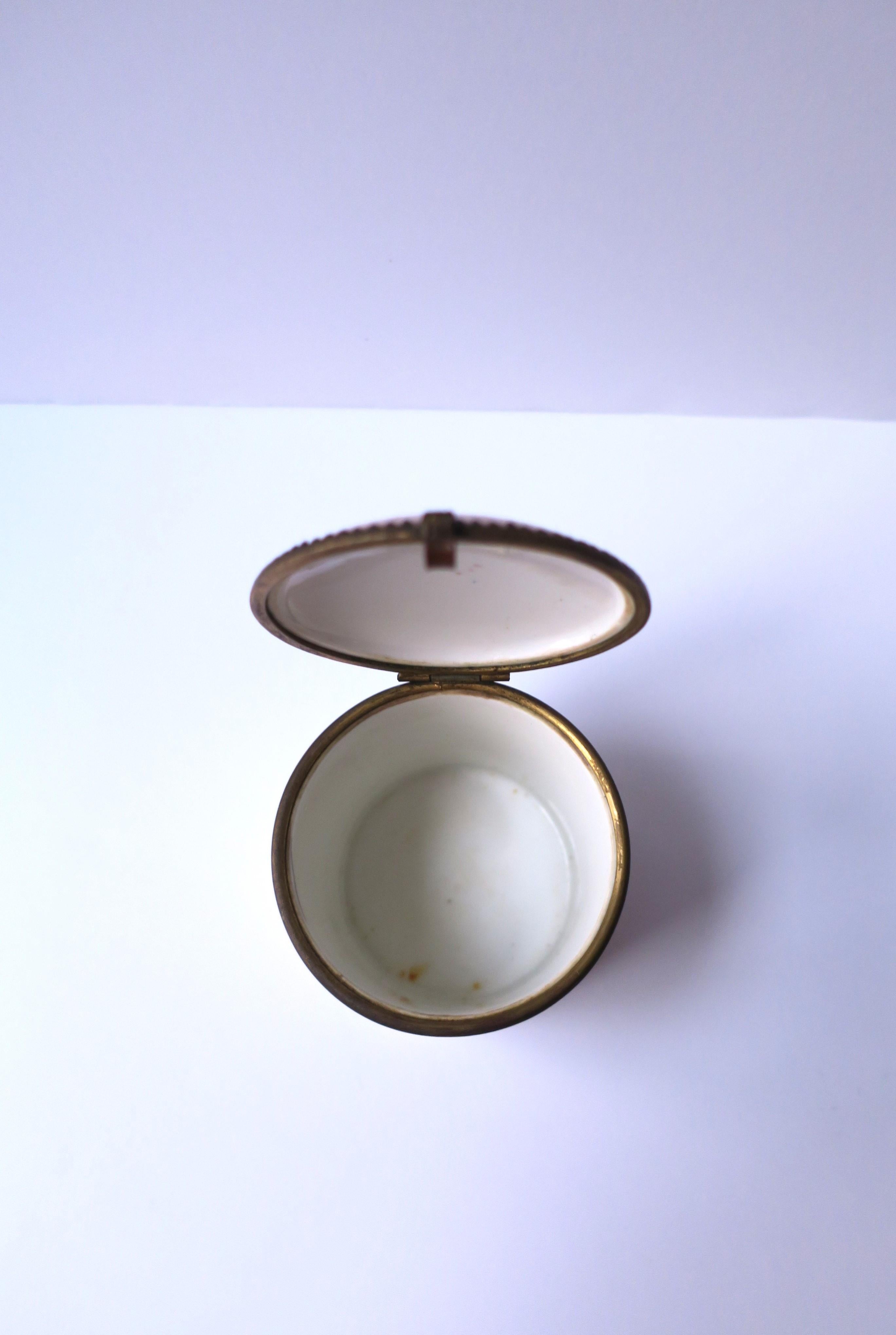 Antique Porcelain Box with Floral Chintz Design For Sale 2