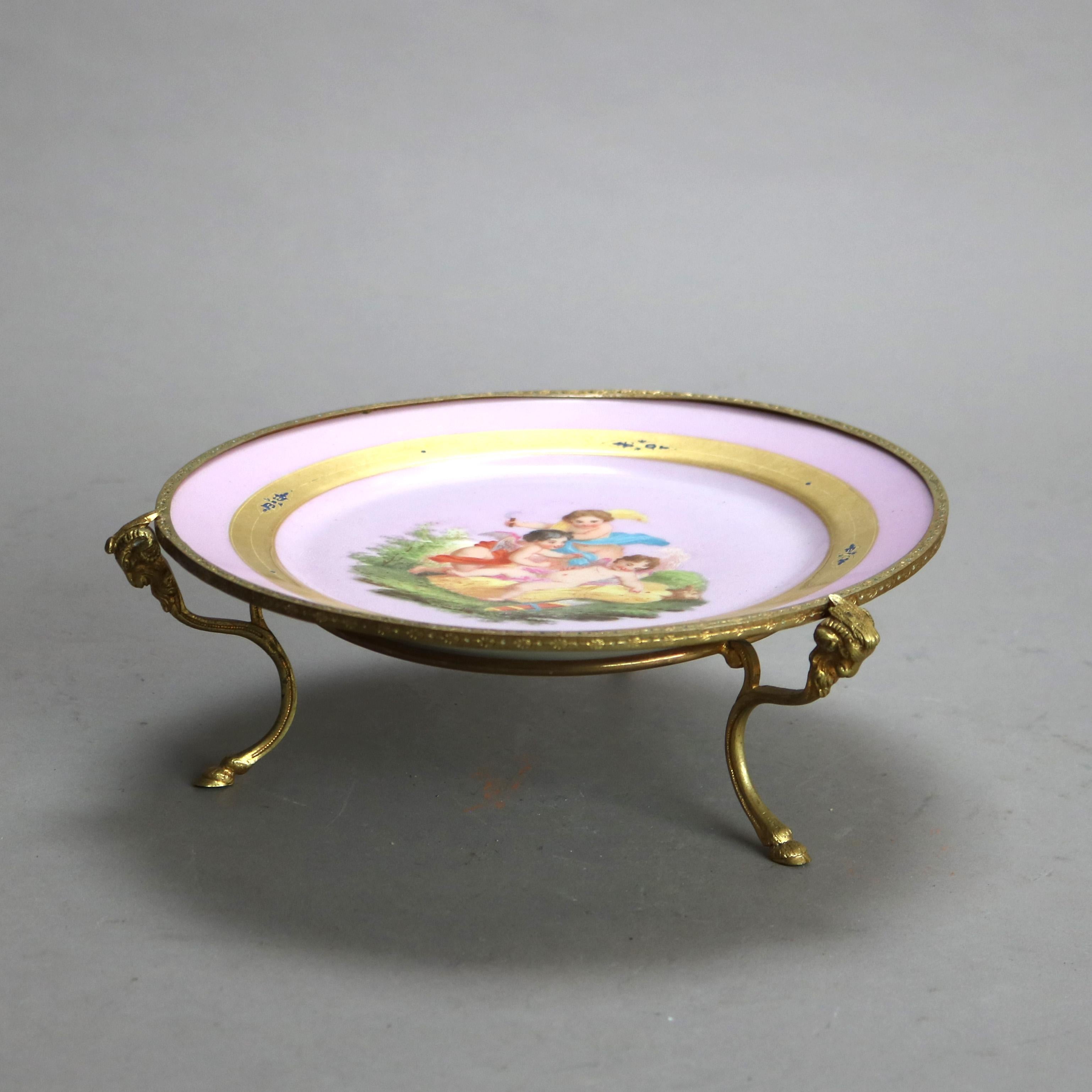 Plateau ancien en porcelaine et bronze peint à la main et doré sur pied avec chérubins, vers 1890 Bon état - En vente à Big Flats, NY