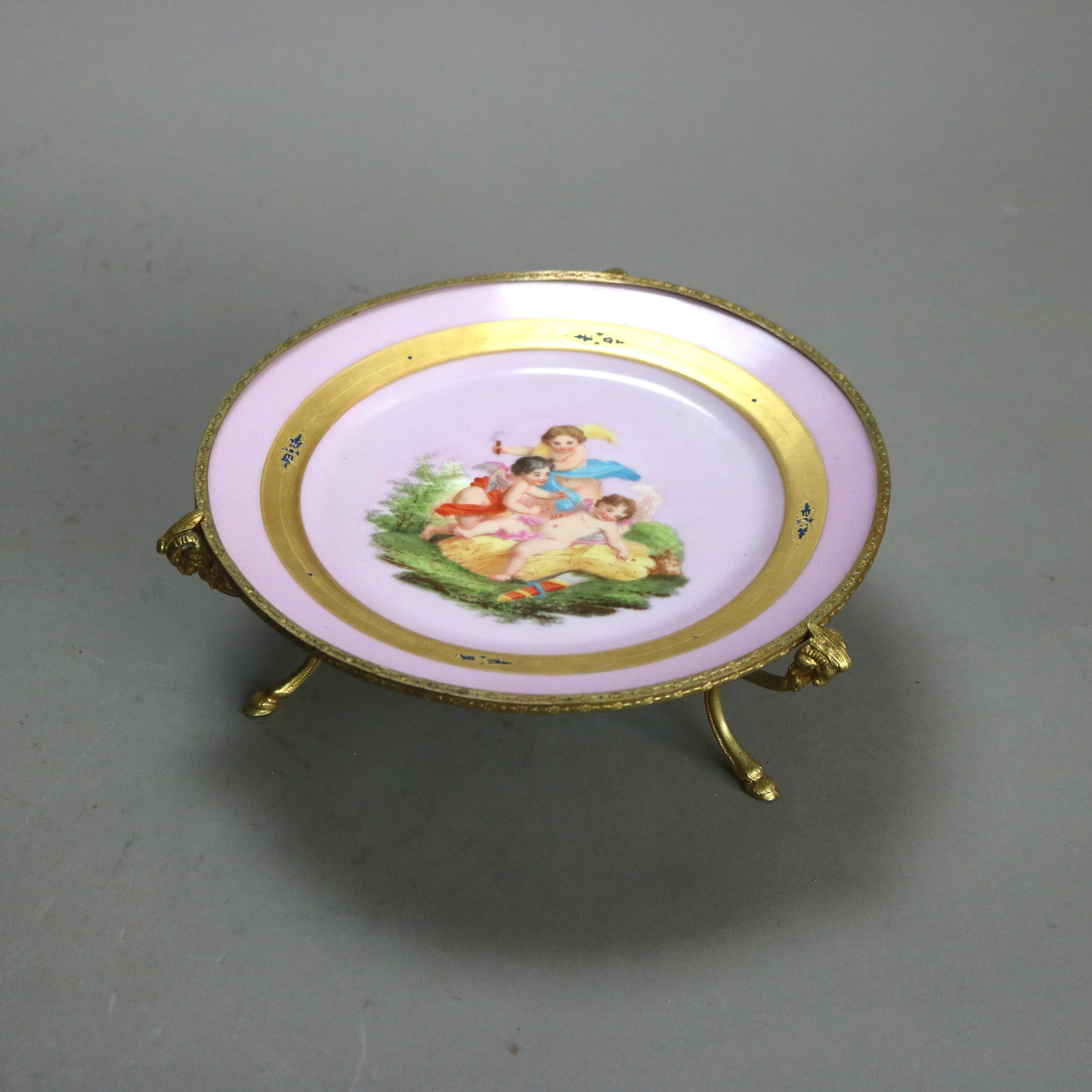 Porcelaine Plateau ancien en porcelaine et bronze peint à la main et doré sur pied avec chérubins, vers 1890 en vente