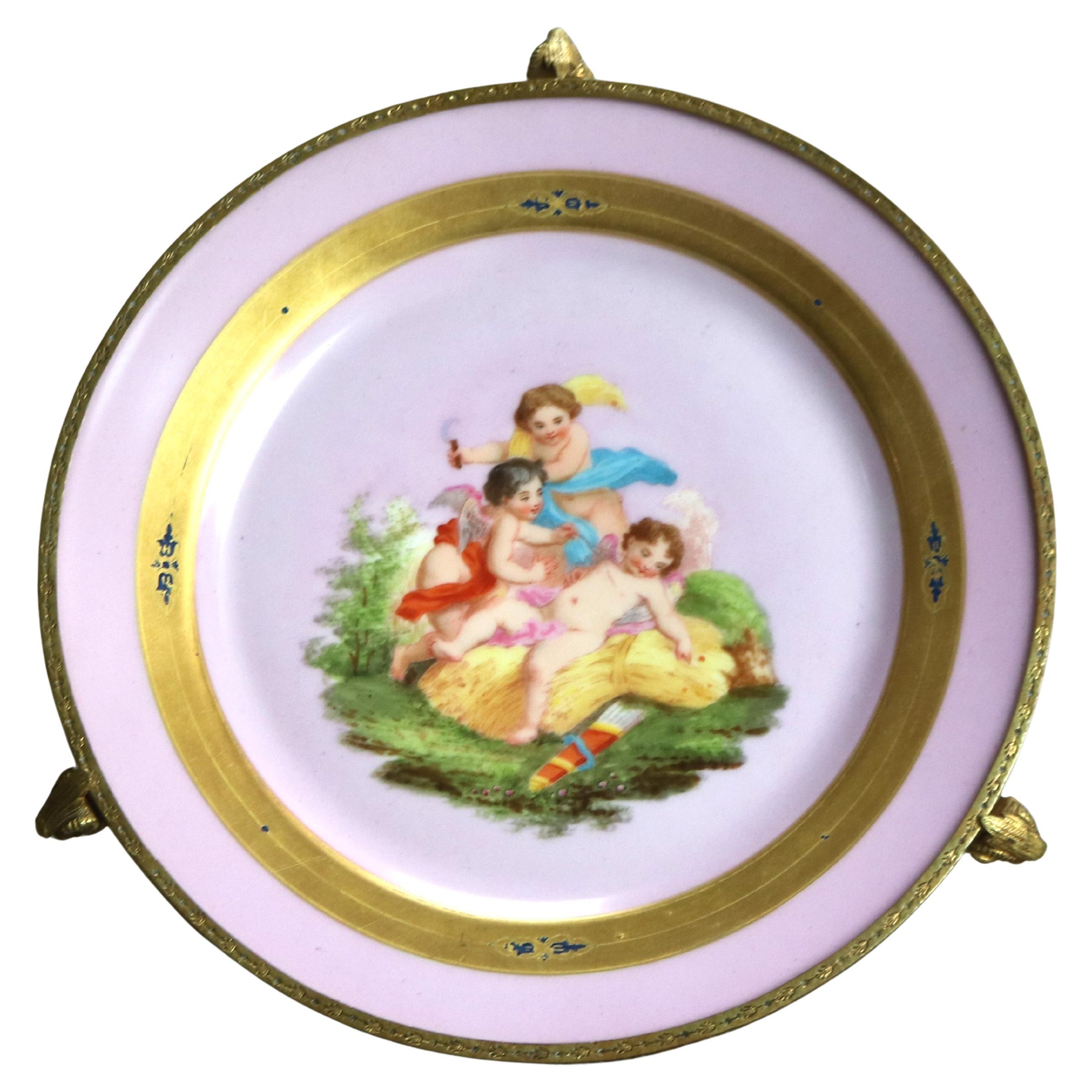 Antico piatto da portata con piede in porcellana e bronzo dipinto a mano e dorato con cherubini C1890