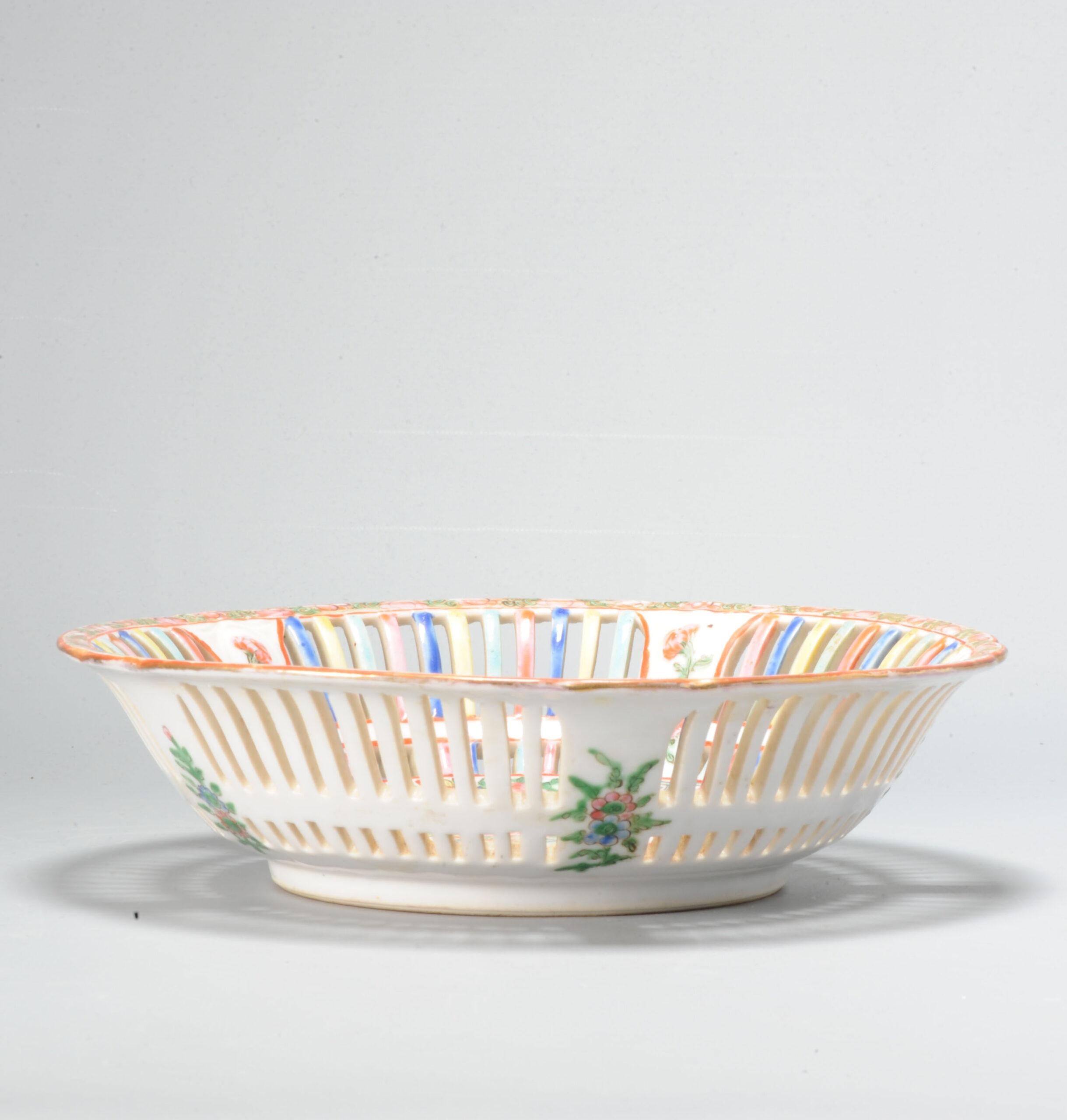Superbo piatto antico in porcellana cinese del tardo periodo Qing.

Dipinto in stile cantonese con un fantastico bordo traforato/ajour.

Il dipinto è di altissima qualità.

Informazioni aggiuntive:
Materiale: Porcellana e ceramica
Tipo di