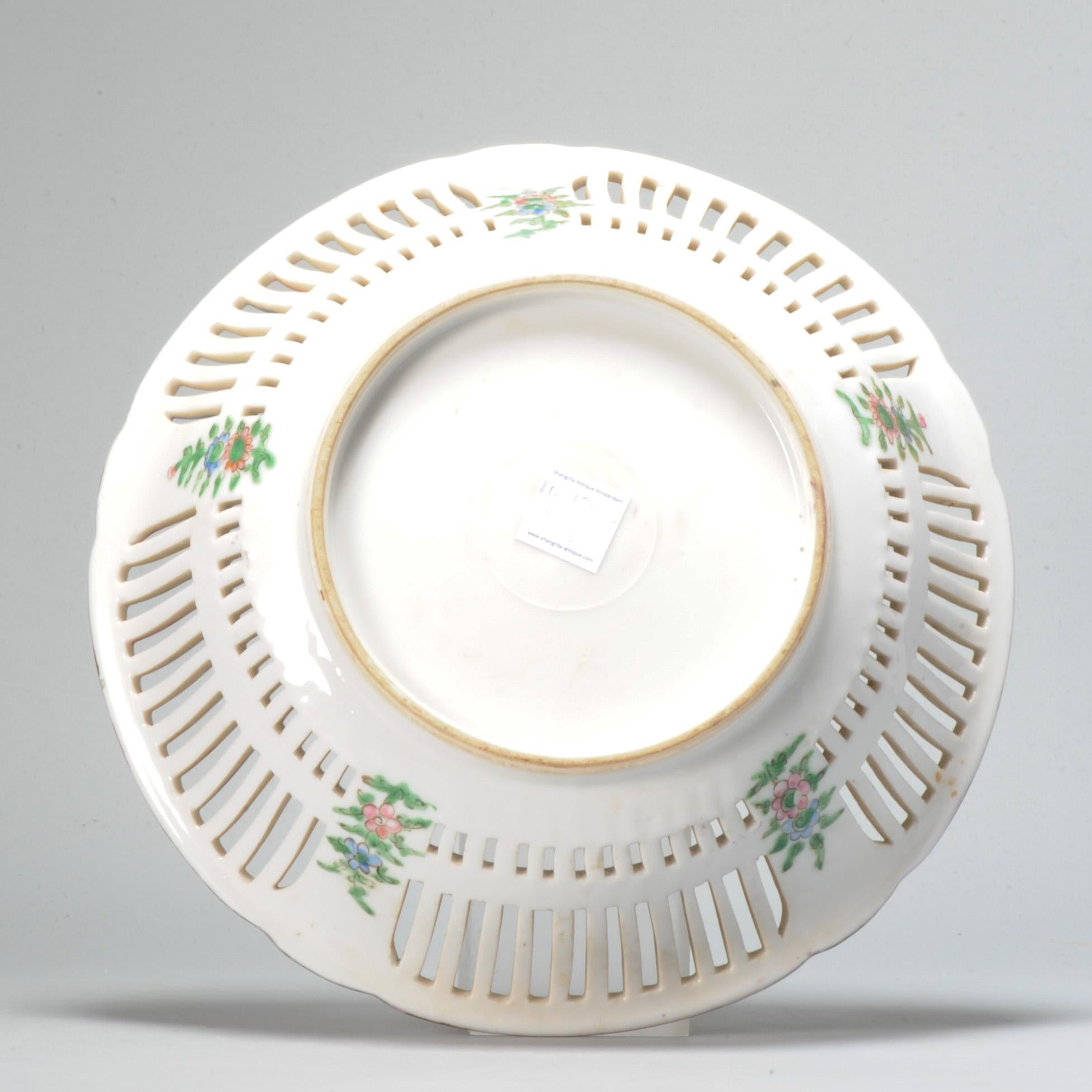 Qing Antico cesto di porcellana cantonese con trafori di uccelli, farfalle e fiori, XIX sec. in vendita