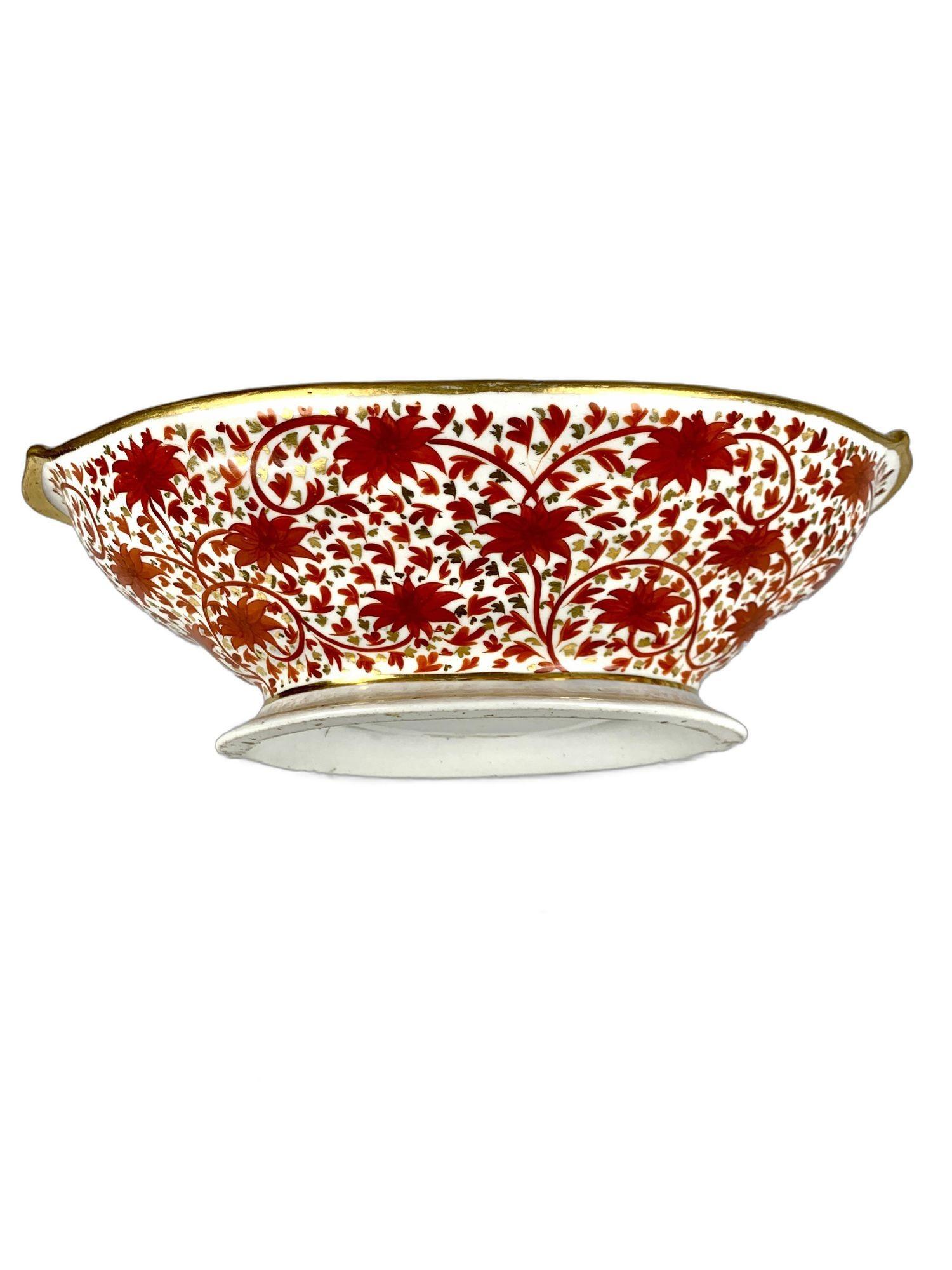 Dieser Tafelaufsatz aus Porzellan wurde um 1820 von Coalport in Shropshire, England, handbemalt.
Es zeichnet sich durch ein exquisites Design im Red Chrysanthemum-Muster mit eisenroten Blüten und verschlungenem Blattwerk aus, das mit aufwendigen