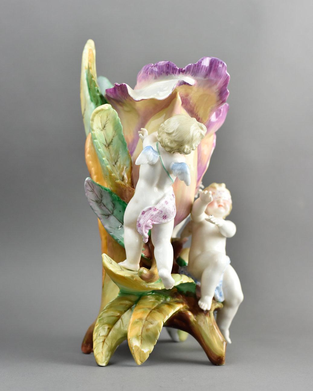 Antique porcelain centrepiece vase group by Kister Scheibe-Alsbach
Depicting hide-and-seek cherubs around a tulip flower vase
Marked on base KPM
Kister porzellan manafaktur Scheibe-Alsbach circa 1887-1905
Excellent condition - Germany.